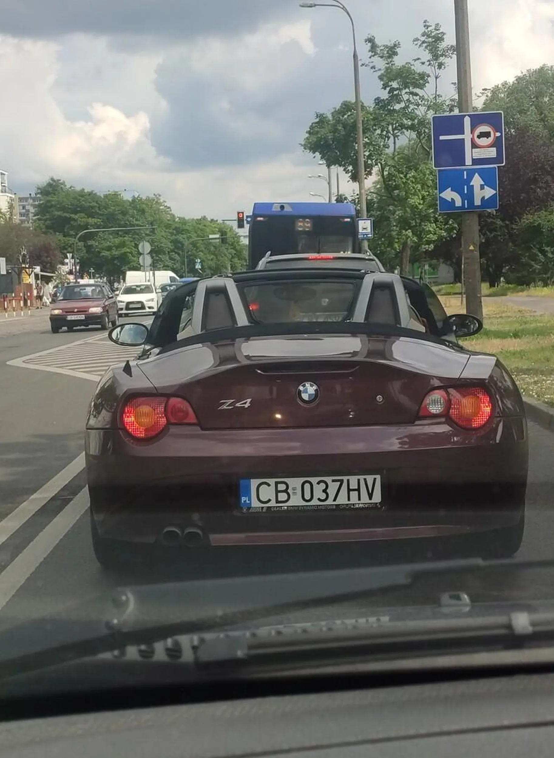 Paniusia z zawyżonym ego w swoim śmietniku nie potrafi jeździć na suwak