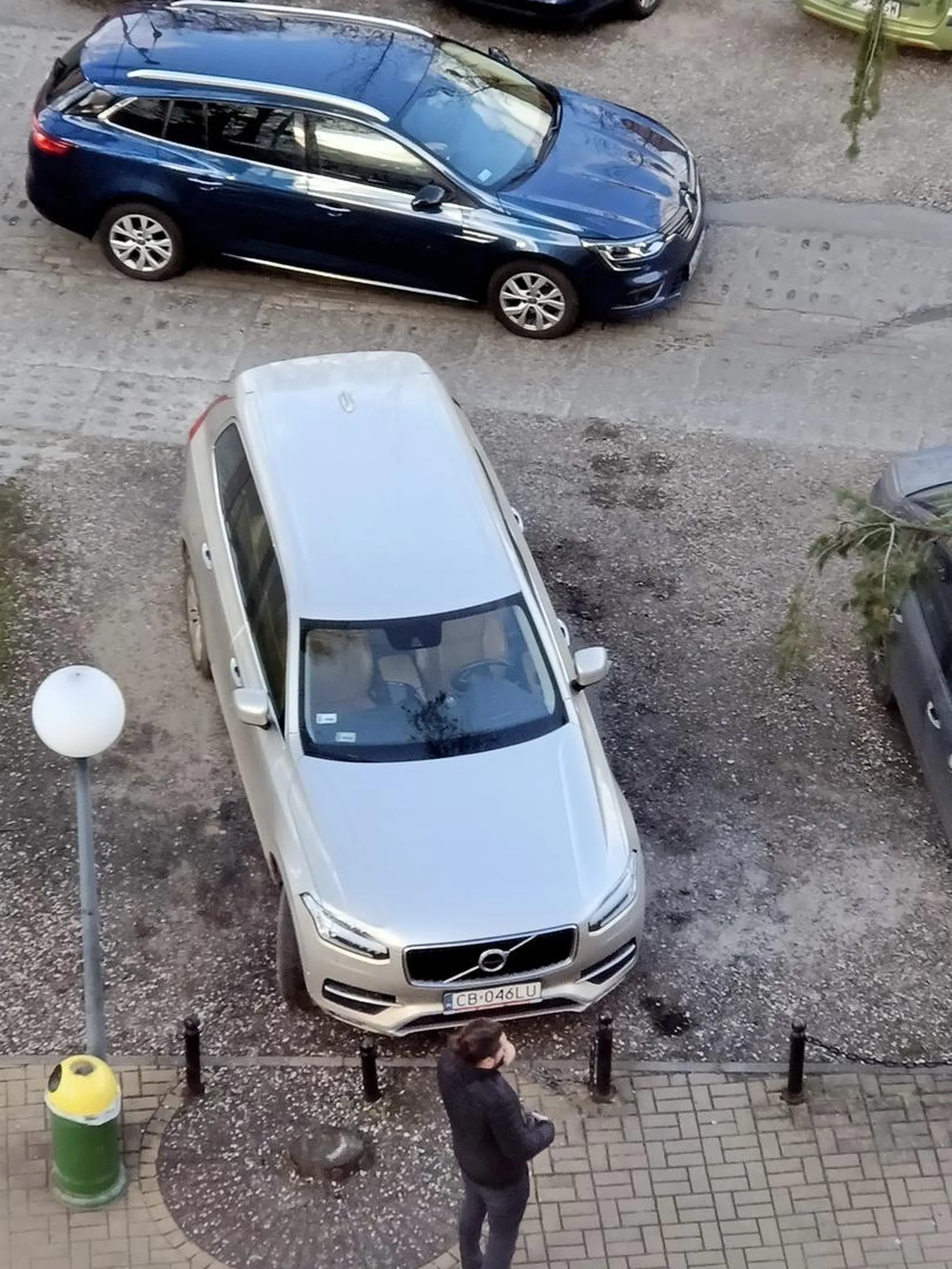 Pani kierująca Volvo XC Tamuje ruch na parkingu rozmawiając przy tym przez telefon , cofając na parkingu prawie uderzyła w taxi stojące w kolejce za nią , zablokowała także pojazd opuszczający miejsce parkingowe Gdy pojazd zdołał opuścić miejsce parkingowe podejmójąc około 5 prób ,pani ochoczo wjechała na to miejsce parkingowe zajmując miejsca na dwa pojazdy Zalecam ponowny egzamin na prawo jazdy i dodatkowe godziny z parkowania