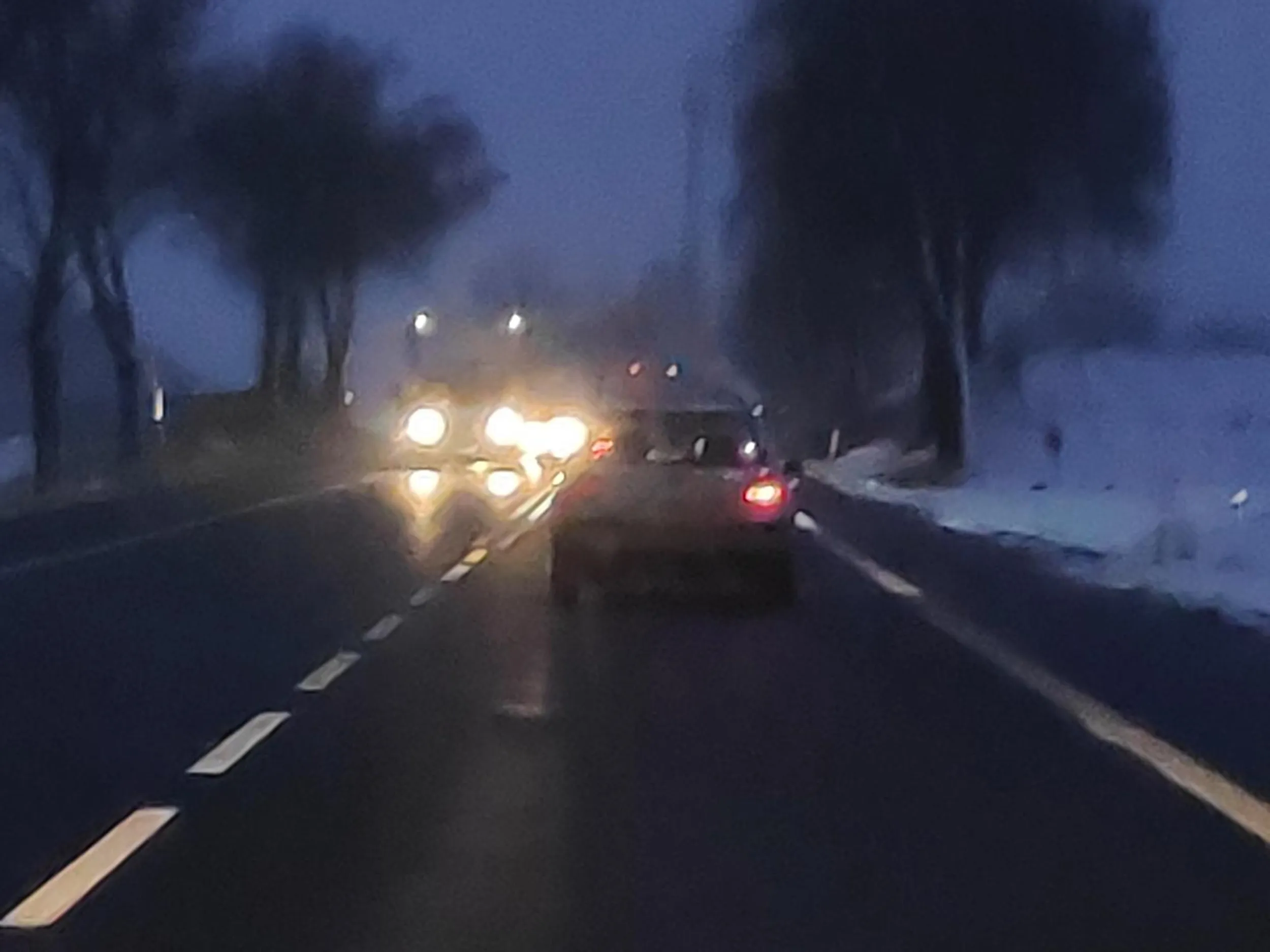 Chłop w golfie jedzie lewym pasem jak panicz i nie raczy zjechać tam gdzie jego miejsce. Do tego przepalone światła z tyłu, także to od rejestracji. Może czas zadbać o samochód i znajomość przepisów drogowych?