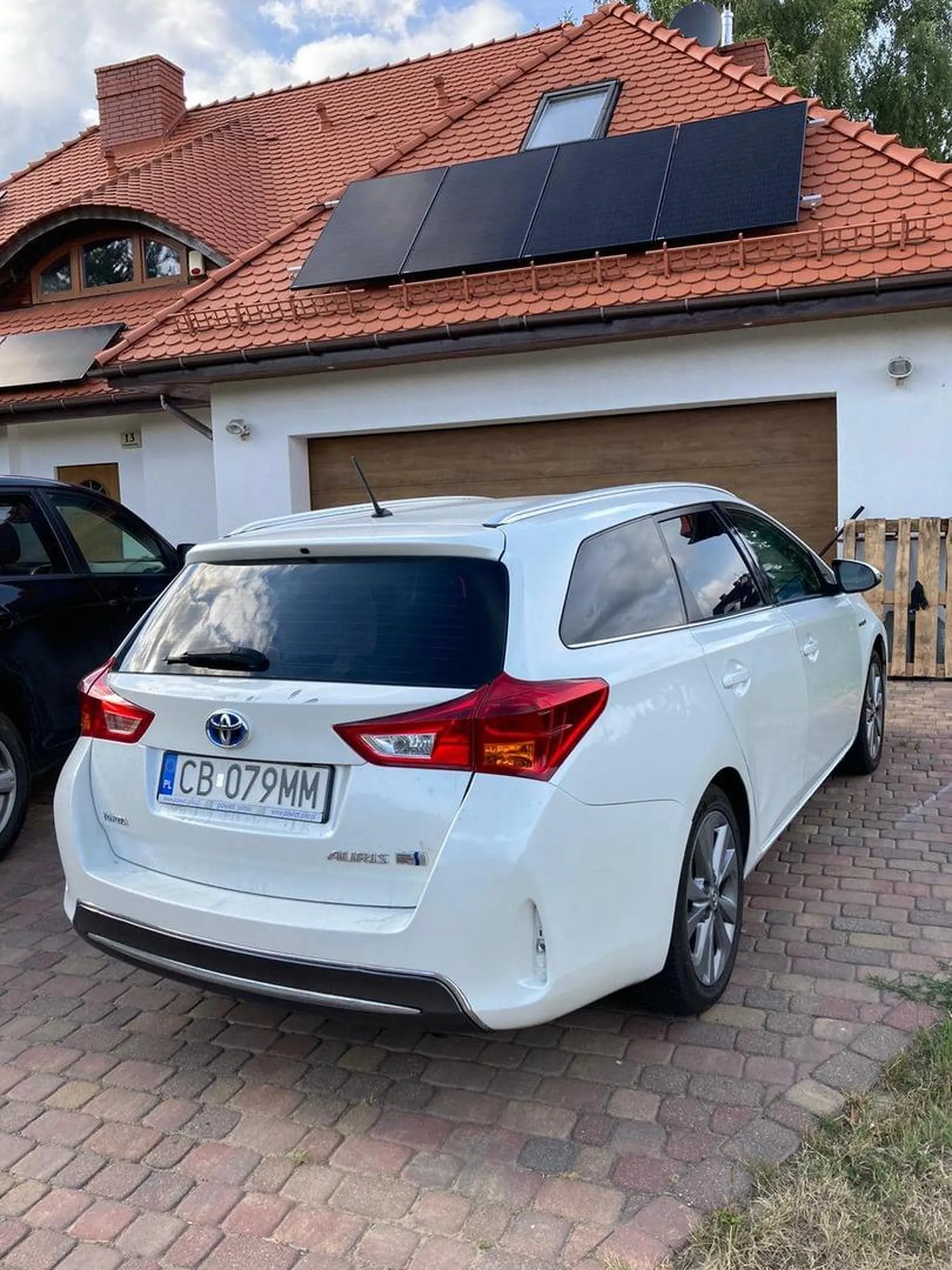 Uwaga! Jeśli jesteś klientem który znalazł ogłoszenie z kupnem tego wraka Toyoty to ciebie przestrzegam! Ta ruina ma faktycznie przejechane ok. 600000 km, całkowicie rozpadł się silnik przy 500000km i jest wsadzony "nowy", który również ma przebieg ok. 300000km. Radzę tobie kupujący dokładnie to sprawdzić. Do tego kilkukrotna naprawa baterii, auto zostawia 4 ślady, sprzedający nawet nie potrafi kłamać i sam myli się w zeznaniach odnośnie tego czy auto jest taksówką czy nie. OCZYWIŚCIE ŻE JEST TAKSÓWKĄ, a więc przy przebiegu 600000km jest totalną ruiną. Uważajcie na tego sprzedawcę, bo to zwykła lichwa.