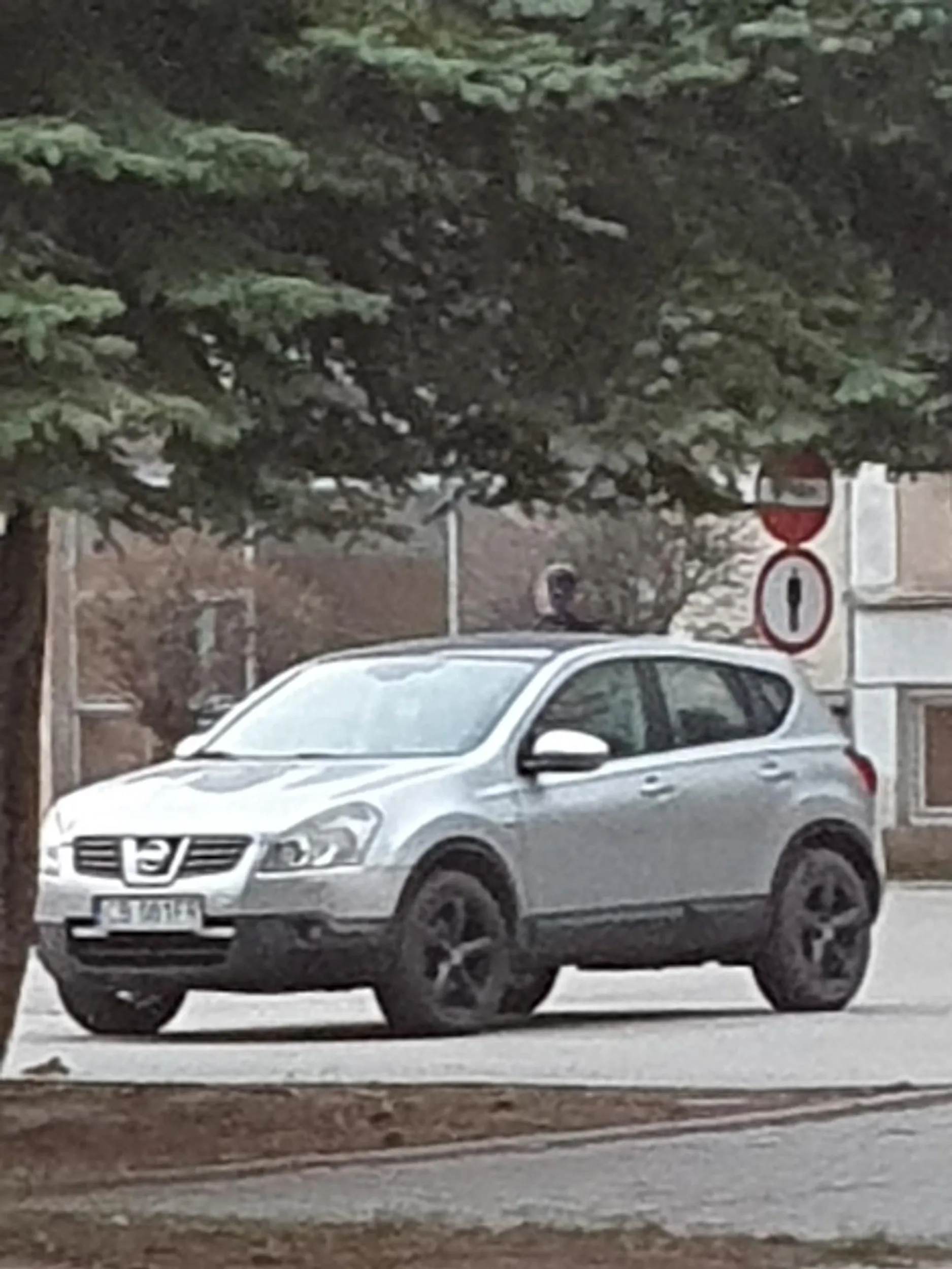 Ten siwy pojeb krzywo parkuje przed zse