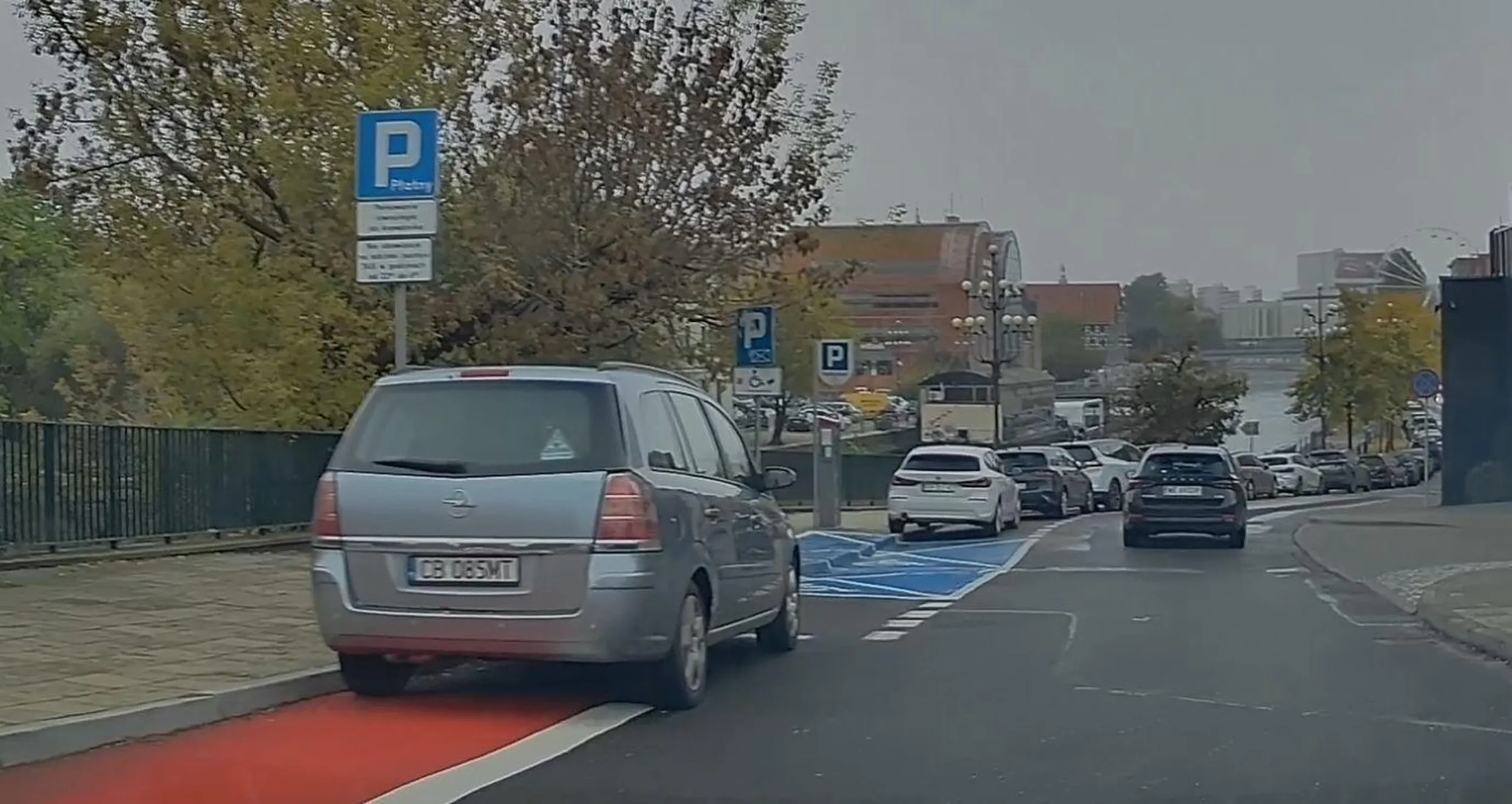 ale ty wiesz że to nie jest miejsce do zaparkowania tylko wjazd na drogę dla rowerów?