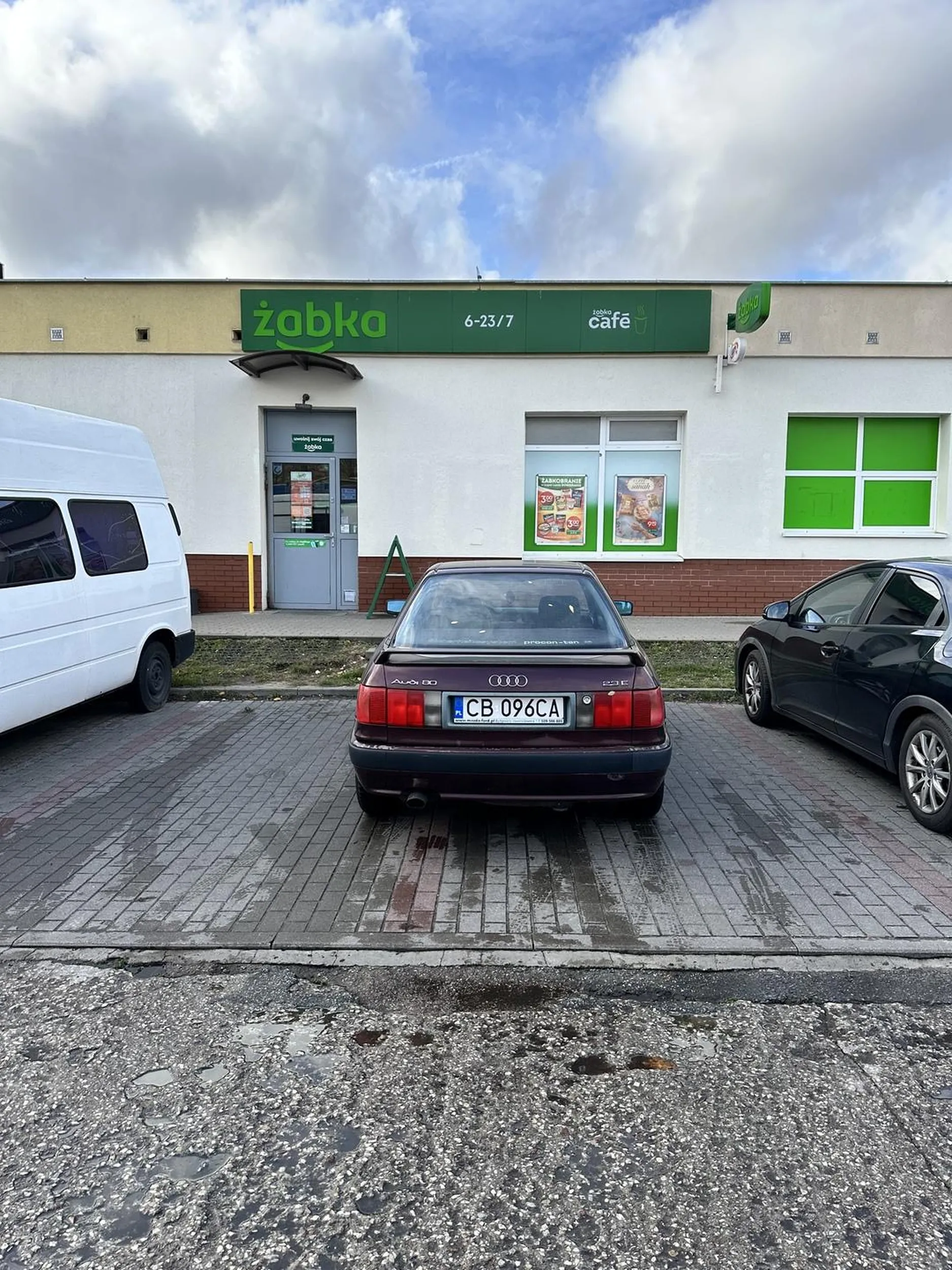 męczył się pięć minut, żeby stanąć na dwa miejsca. Polecam kolorowankę i szlaczki