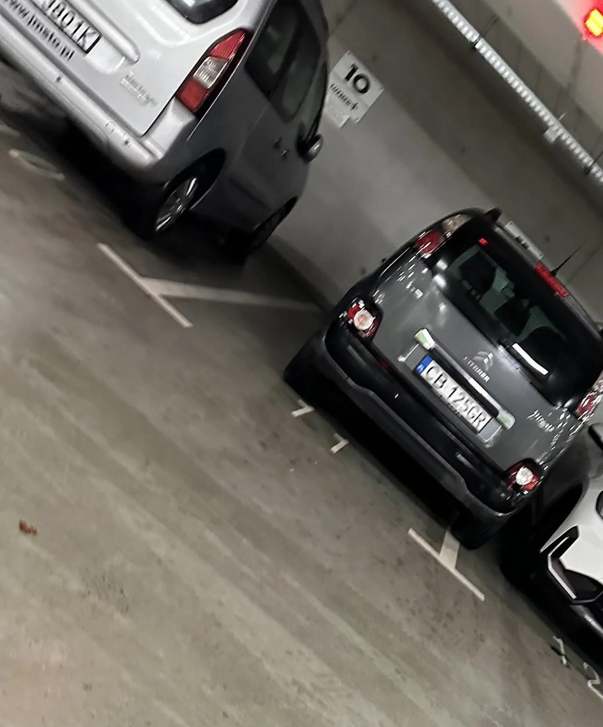 Właścicielowi pojazdu polecam kolorowanki i rysowanie szlaczków, może kiedyś się zmieści pomiędzy dwiema liniami. Nie pozdrawiam