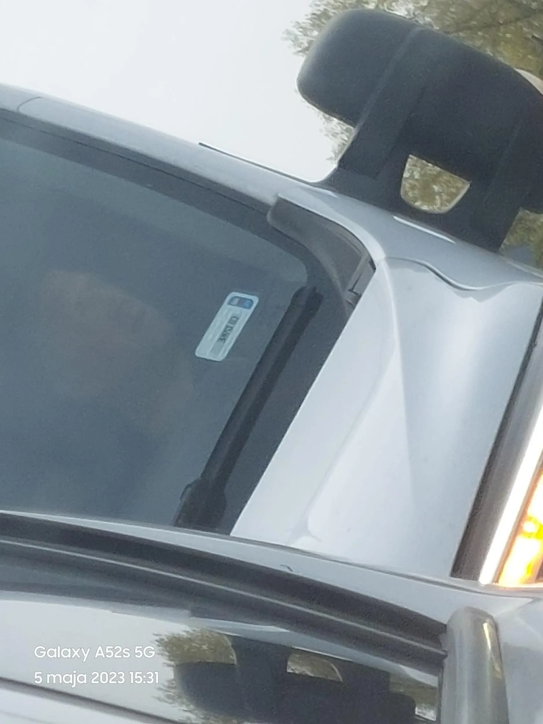 dziadu nie zna przepisów i pruje sie na kierowce przed nim że korek jest xdd