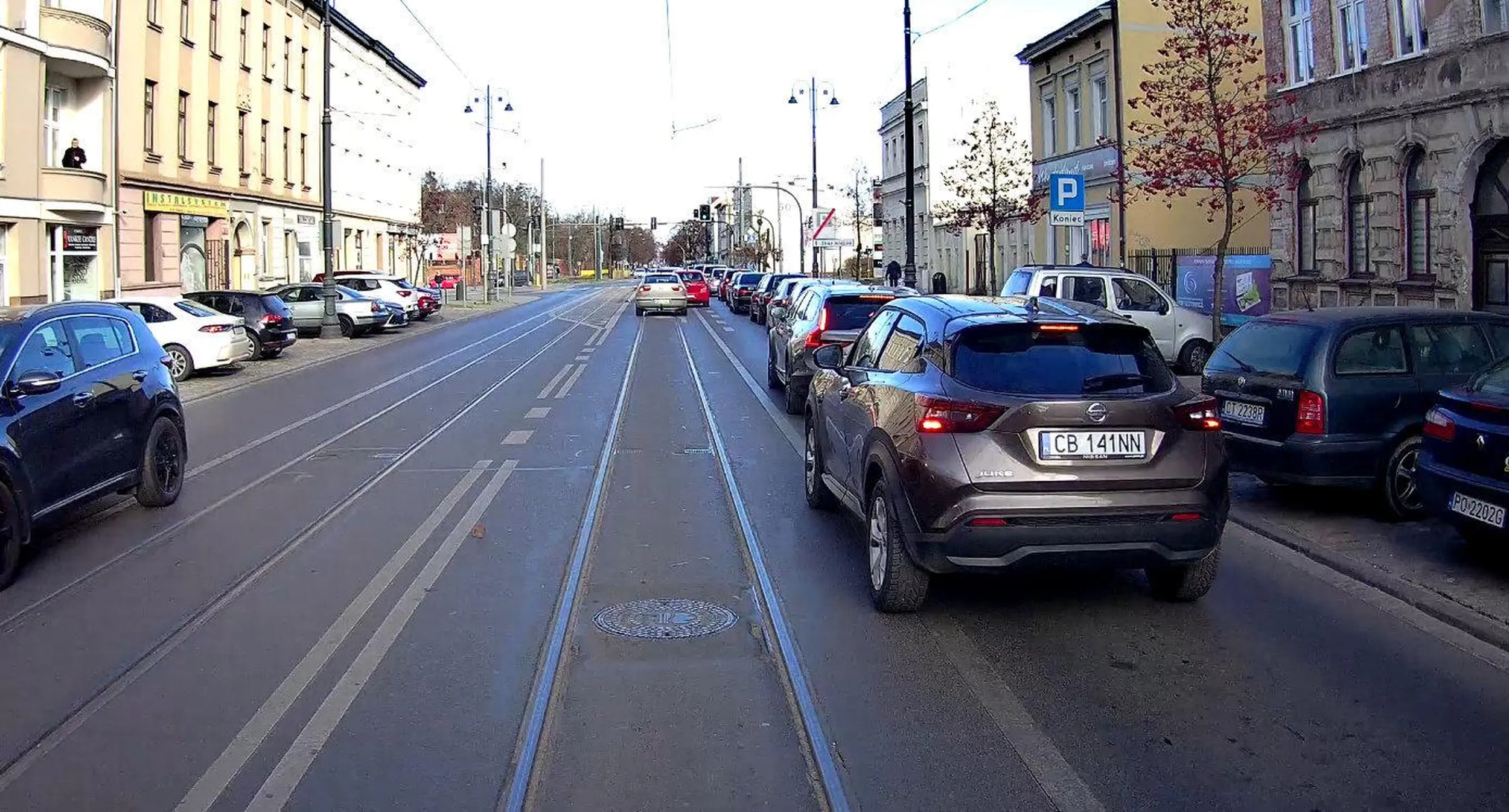 Sznurek samochodów na ul. Gdańskiej i zawsze znajdzie się jakaś ciota co nie potrafi normalnie stać na swoim pasie blokując przejazd pojazdowi szynowemu.