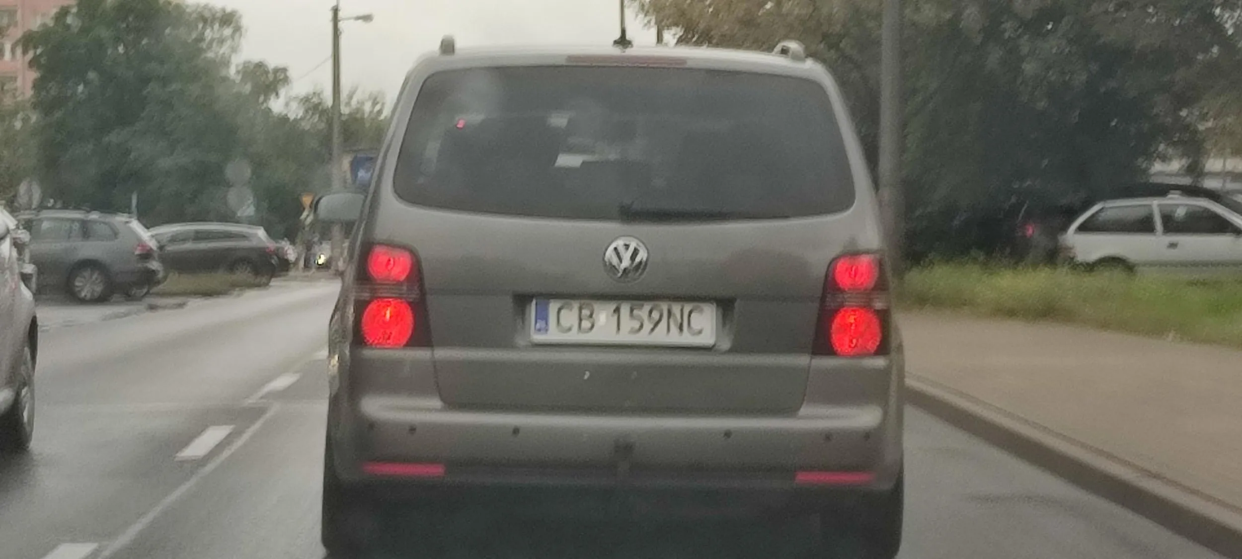 "Volkswagen Touran" Ty buraku, doprowadzisz swoim zachowaniem do wypadku. Brak kultury aby wpuścić, jazda na suwak jest obowiązkowa. Zjeżdżam a Ty wisisz na zderzaku lamusie!