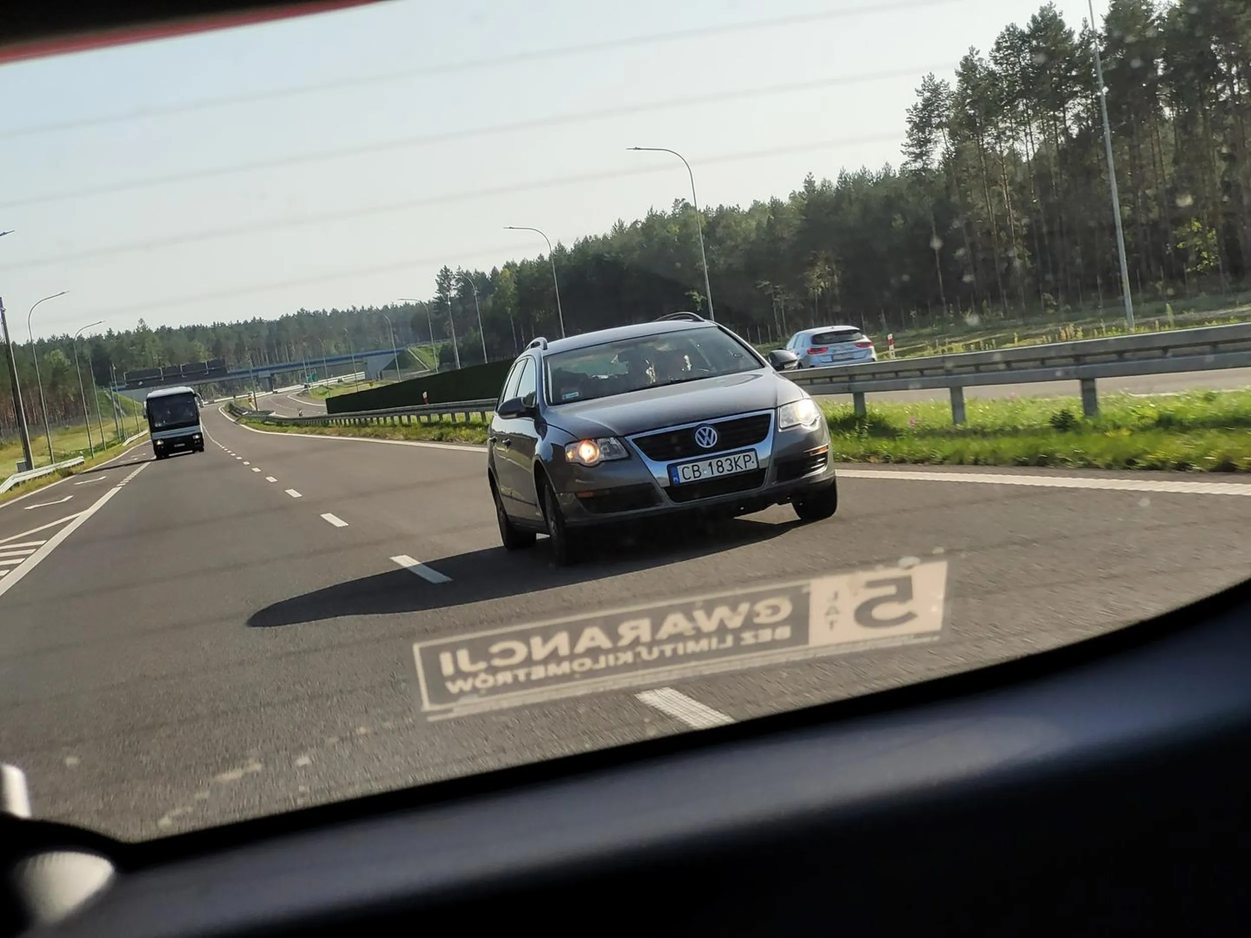 Nieodpowiedzialna kobieta na ekspresówce cały czas wyprzedza a później celowo zwalnia przed innymi.