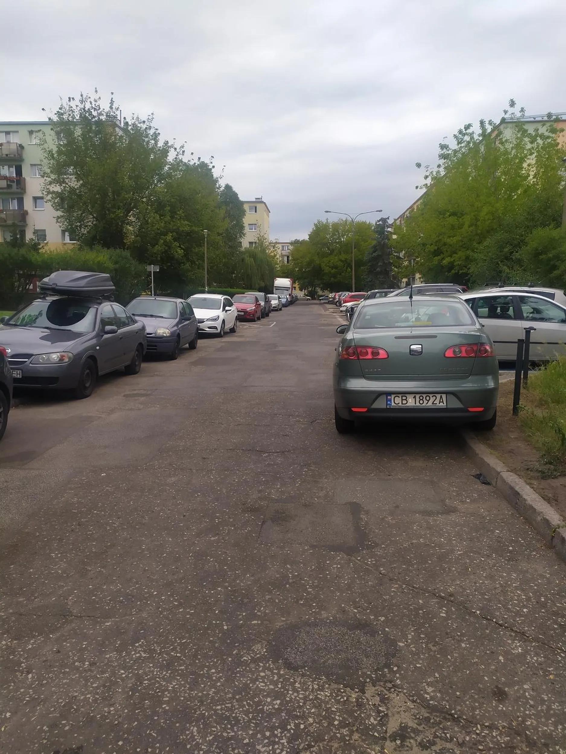 Stanie na środku, utrudnia dojazd do szkoły i basenu oraz wyjazd z miejsca dla niepełnosrawnych.