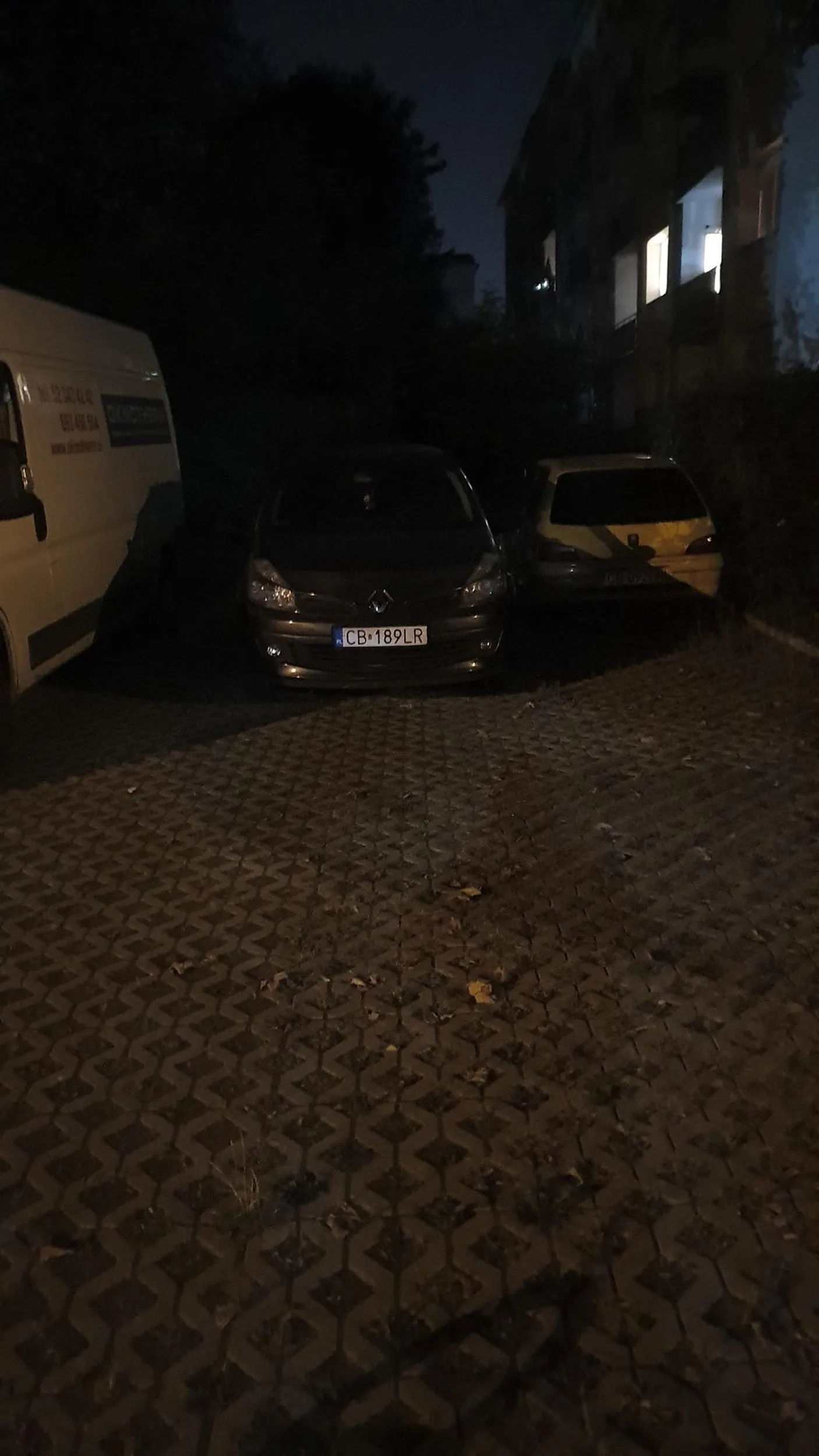 Bardzo wulgarny i nieopanowany kierowca, spotkałem go wrzeszczącego wraz z ojcem na ciężarną kobietę, która próbowała zaparkować na ich ulubionym osiedlowym miejscu parkingowym. Zdarzenie na ul. Architektów 8/15