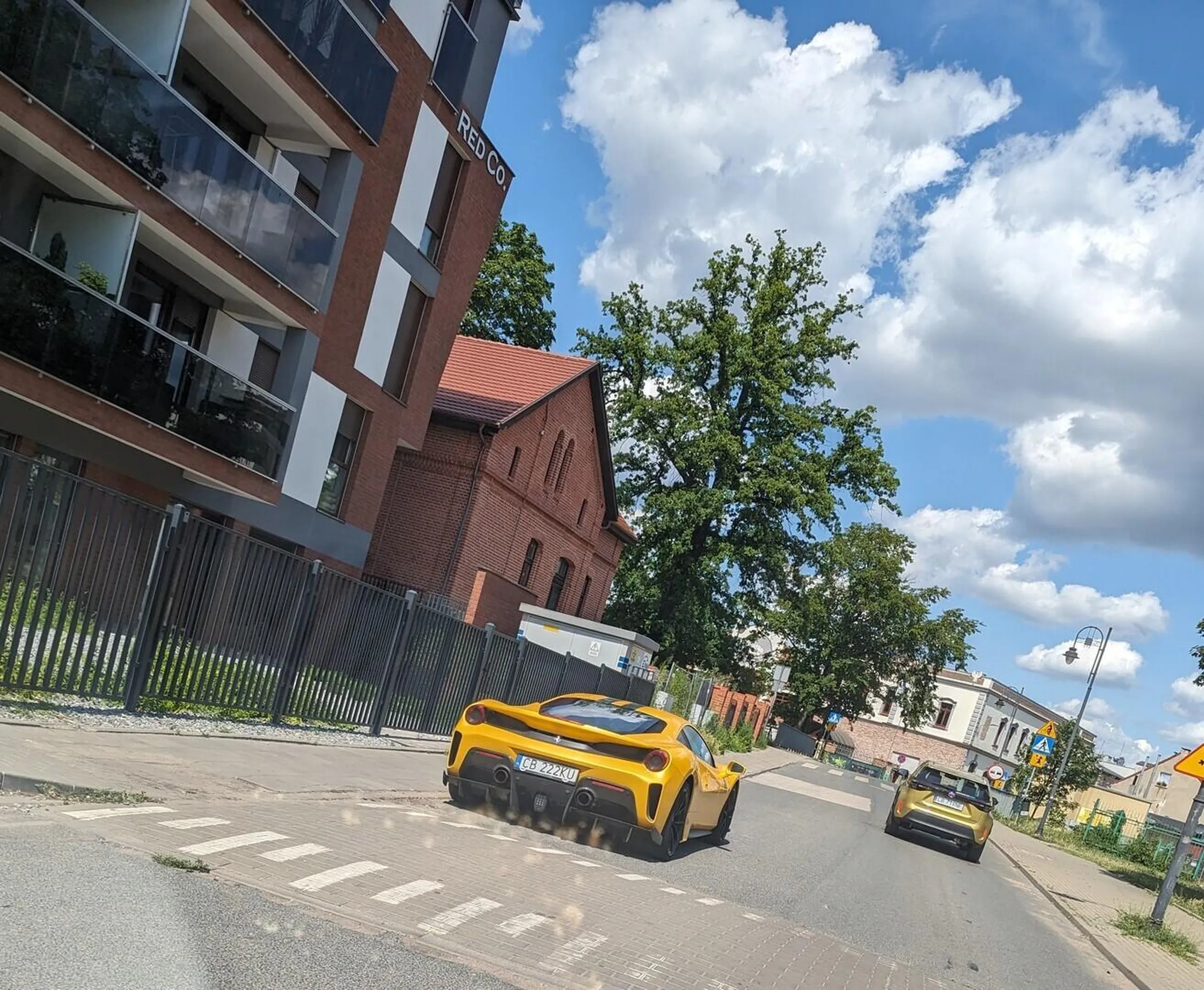 Parkowanie na środku wąskiej drogi, na zakazie i bezpośrednio między przejściami dla pieszych.