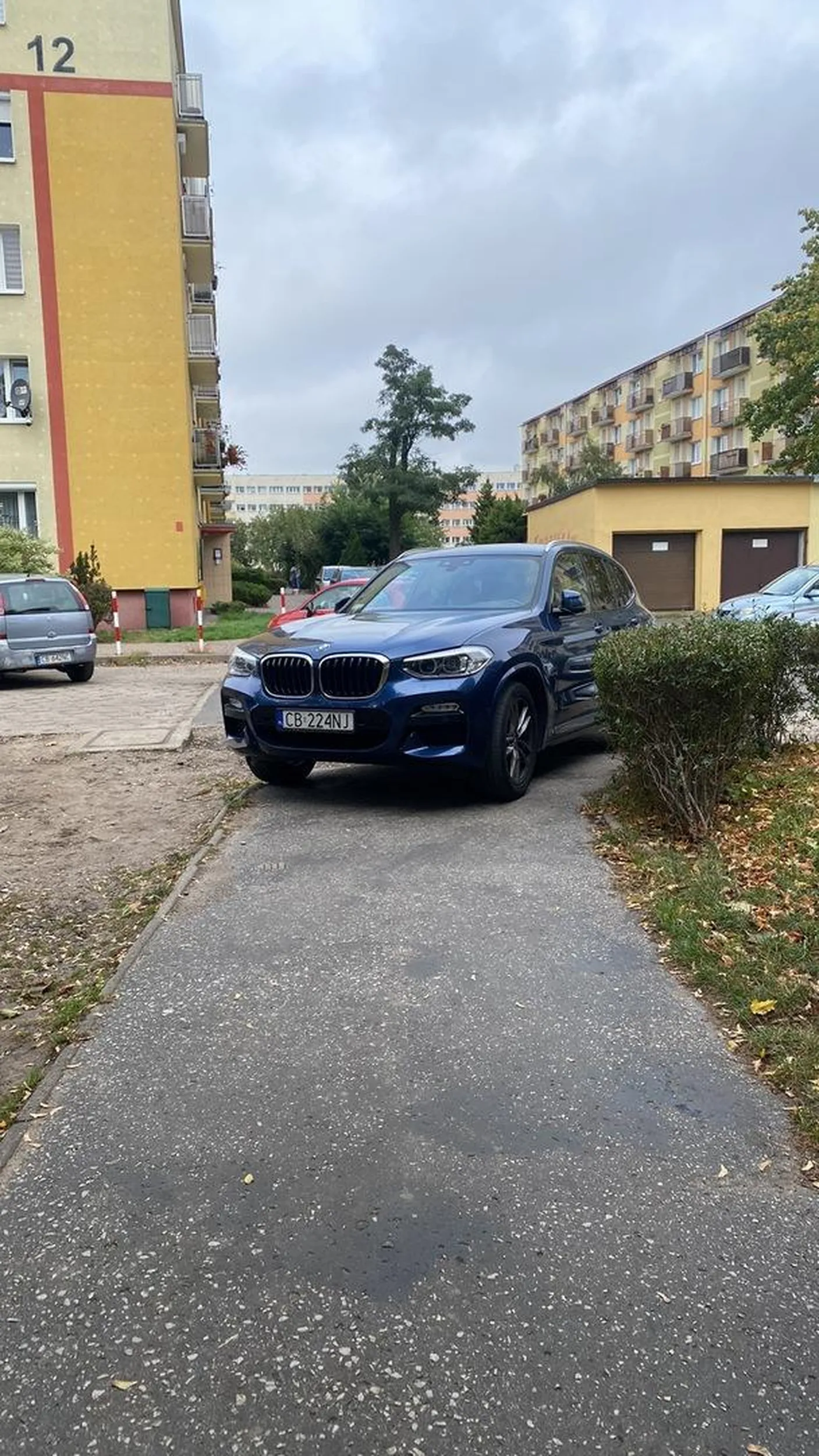 Pełno miejsc parkingowych, ale po co? Wygodniej zaparkować na środku chodnika