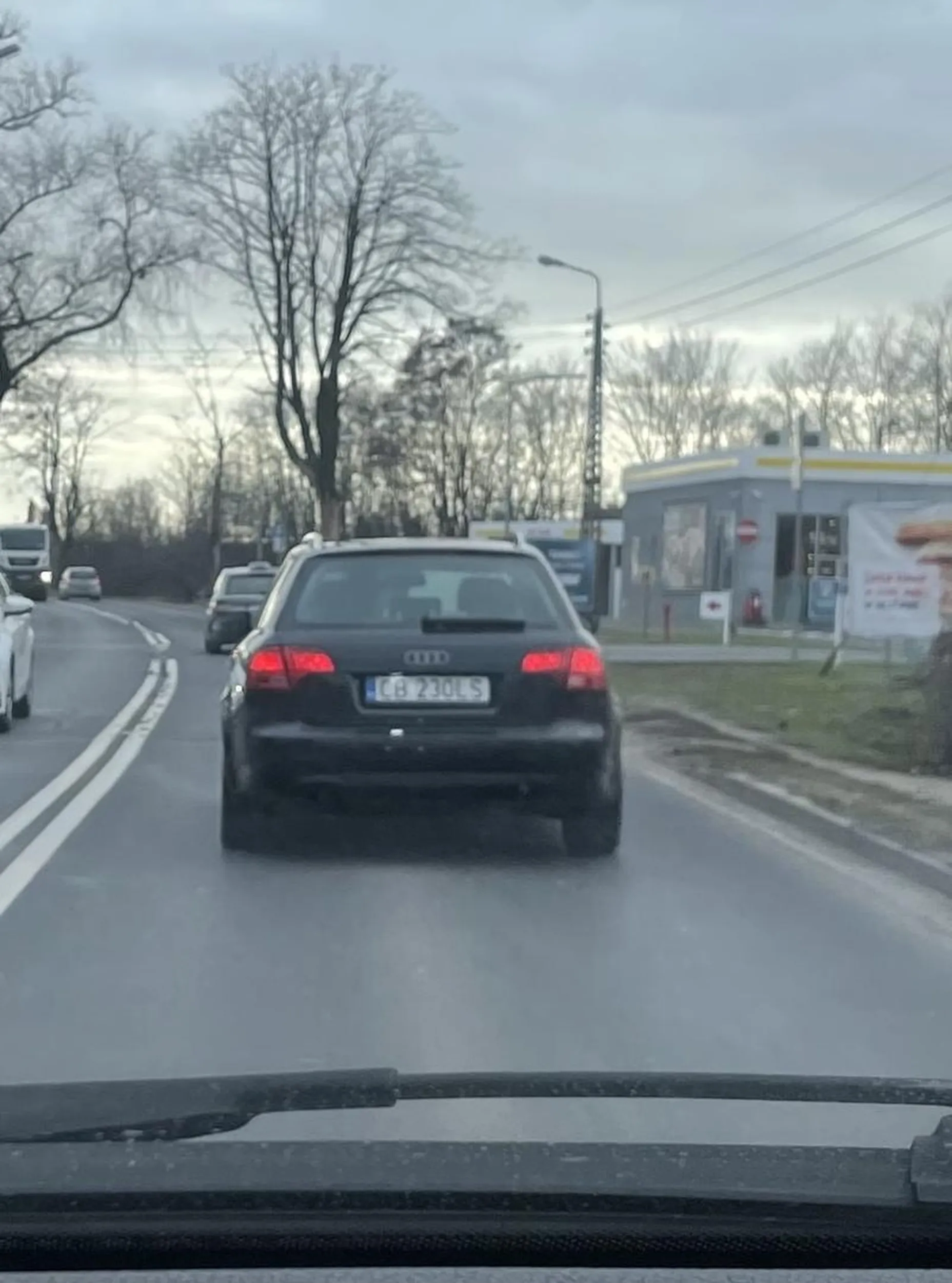 Gość przez całą drogę grzebie na komórce, śmieciarz - wyrzuca papierosa przez okno, jeździ bez kierunków