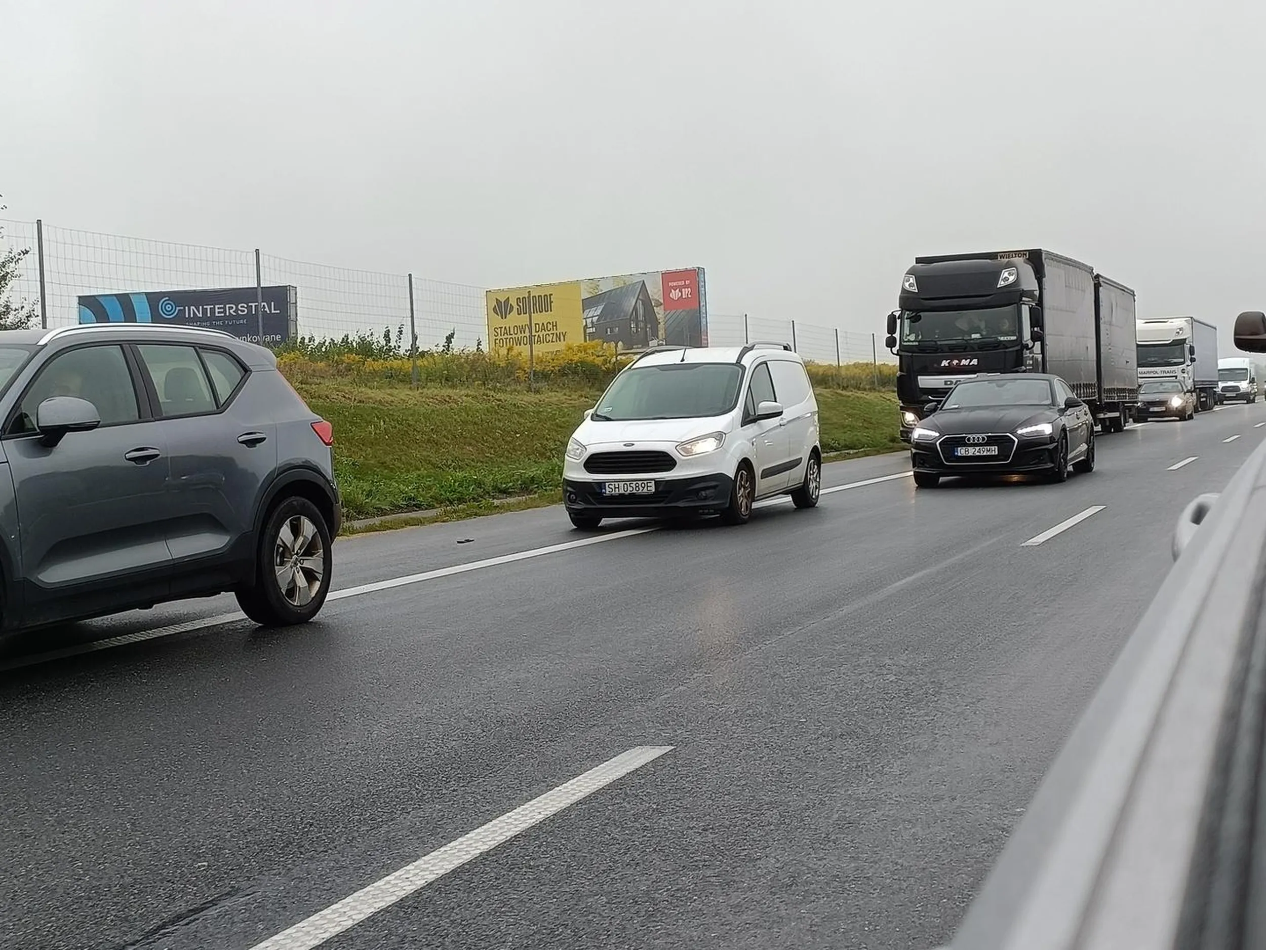 Kierowca z tego auta nie wie co to znaczy korytarz życia. Jedzie środkiem jak święta krowa