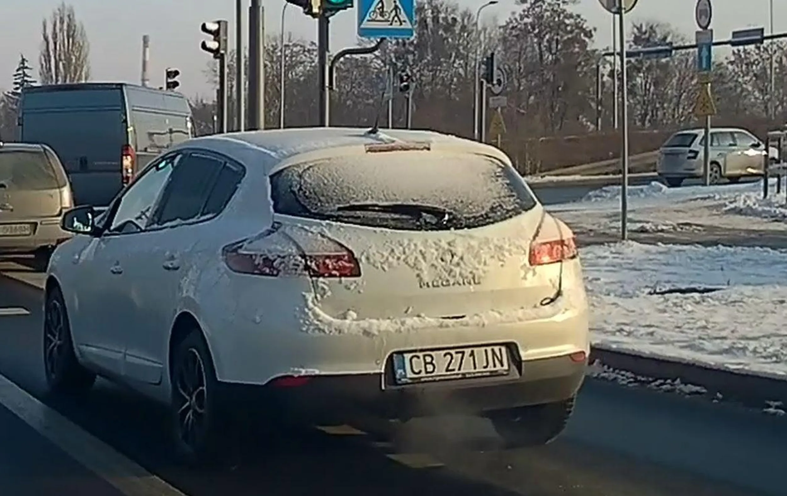 nawet tylnej szyby ci się nie chciało wyczyścić...? a niech cię mandatem przywali kiedyś...