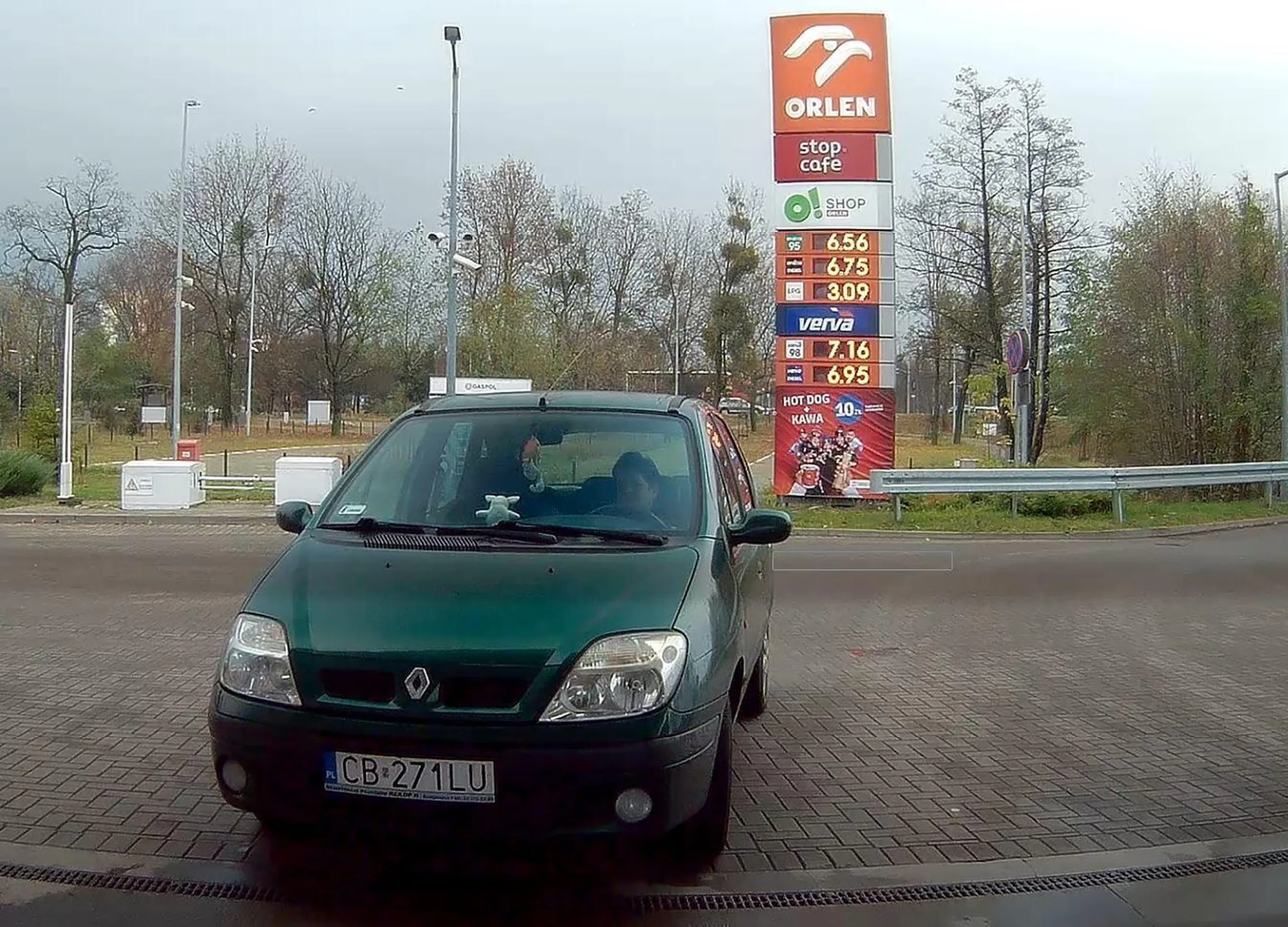 stoi 5 minut z włączonym silnikiem czekając na możliwość zatankowania... co za kobieta...