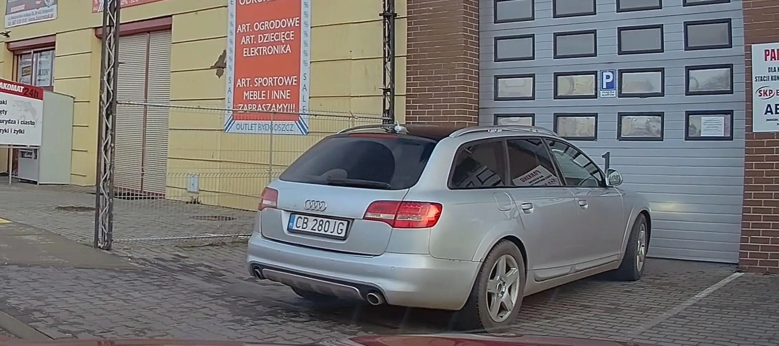 stoi na włączonym silniku dobre 30 minut w obszarze zabudowanym, czekając na przegląd techniczny, dodatkowo jest nieuprzejmy w rozmowie na zwykłe pytanie (nie dot. włączonego silnika)