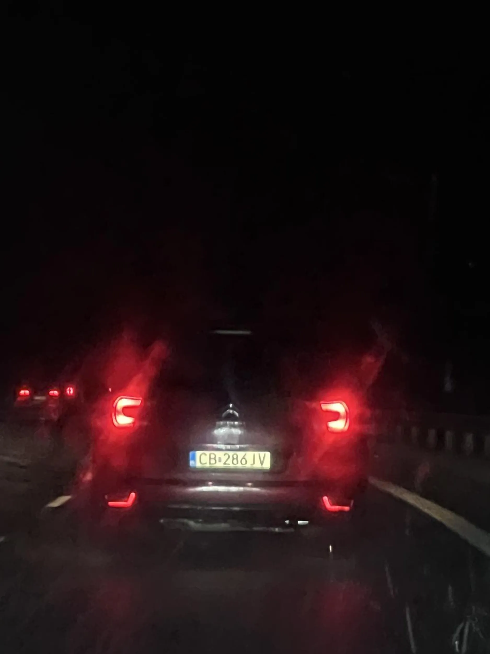Na cale szczescie na kamerce mam twoj „manewr”. Nie wiem co skłoniło Pana/Panią do zjeżdzania na lewy pas na autostradzie z pasa dołączającego do ruchu na autostradzie, ale gdyby nie reakcja kierowcy to byś był w barierkach ?. Radze iść na kurs bo szczęście wykorzystane