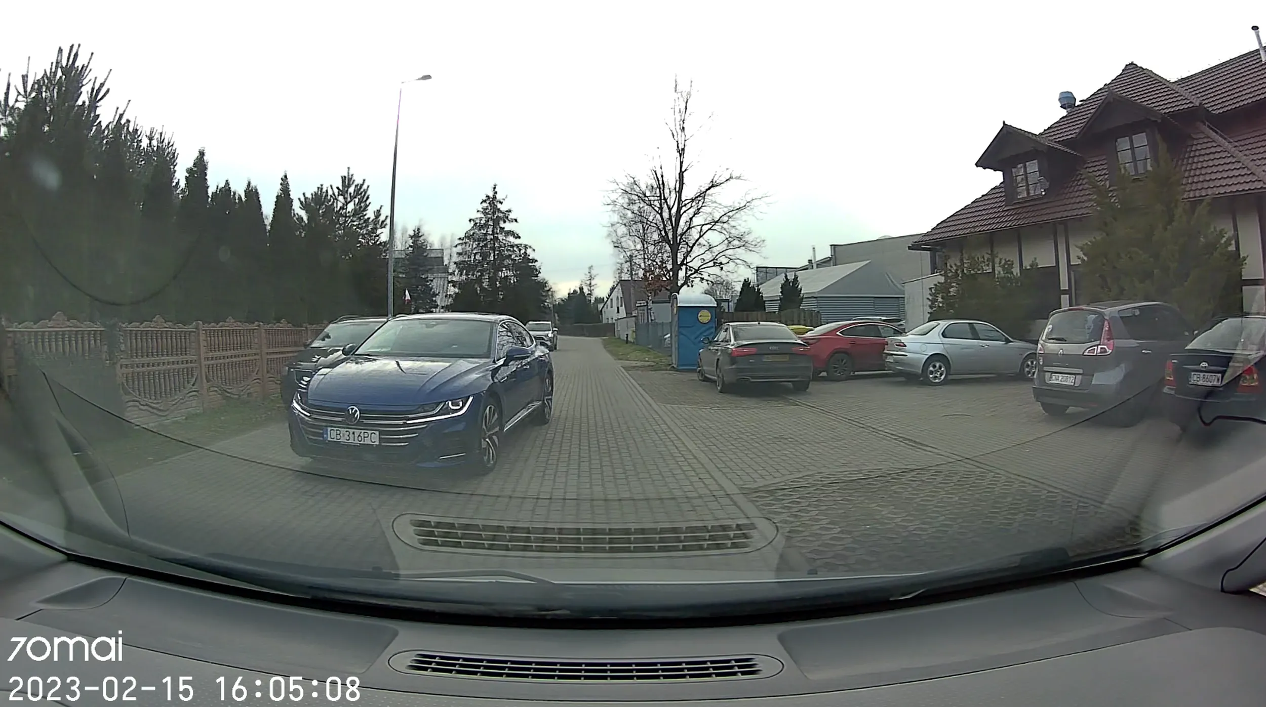 Widzi cham że nadjeżdża samochód z naprzeciwka, a po swojej stronie drogi ma przeszkodę to jeszcze przyspiesza. Bym nie zahamował to byśmy się czołami chyba stuknęli jakby mi się w maskę wbił.