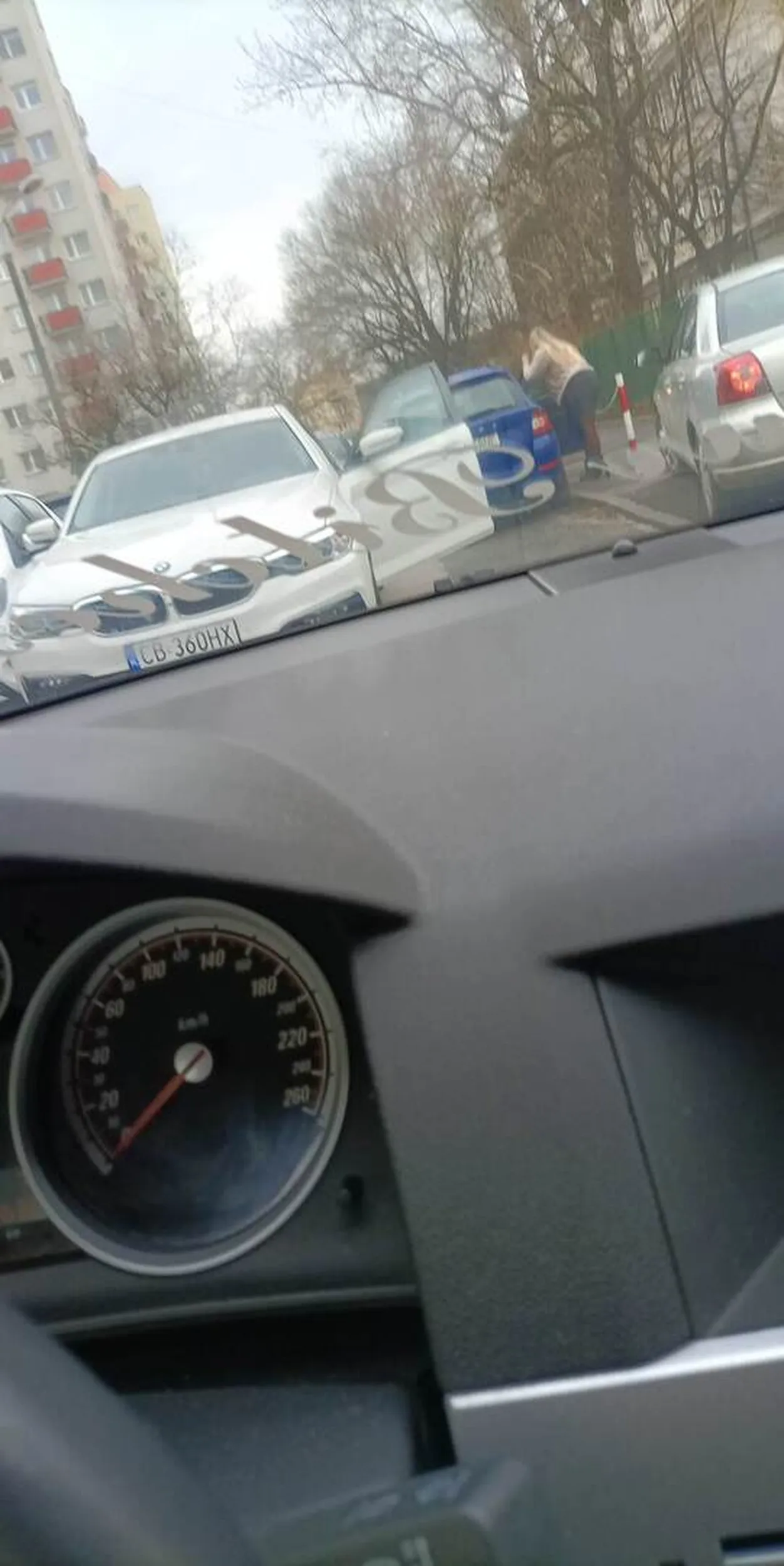 Pani to chyba prawo jazdy z chipsów wygrała, bo jeździć nie umie. Pcha się na chama na drodze na której nie ma pierwszeństwa biega jak poparzona, otwiera ludziom drzwi w samochodzie i wydziera się że mają odjechać mimo jej błędu.