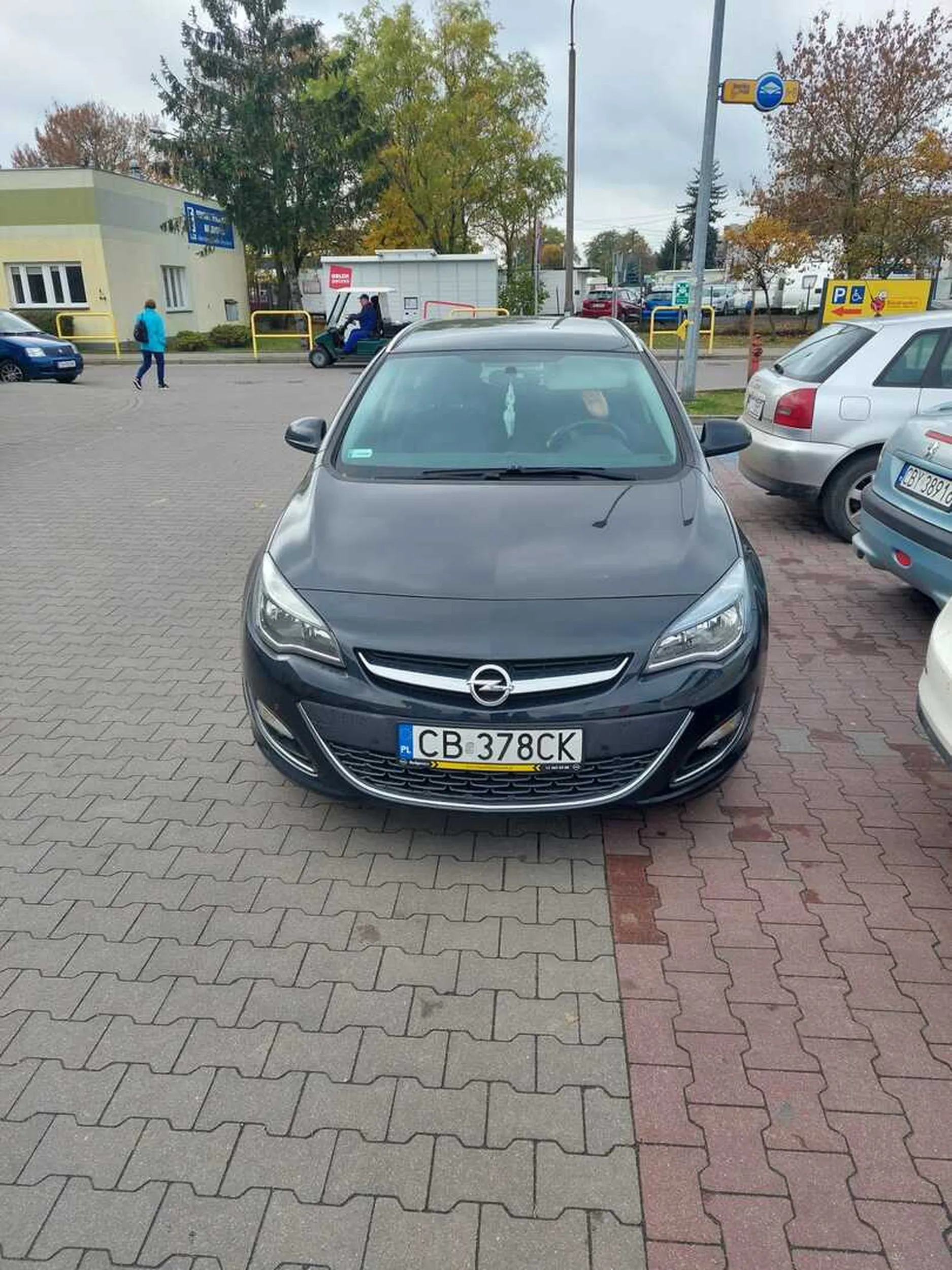 Buc i cham zablokował 3 auta na parkingu.