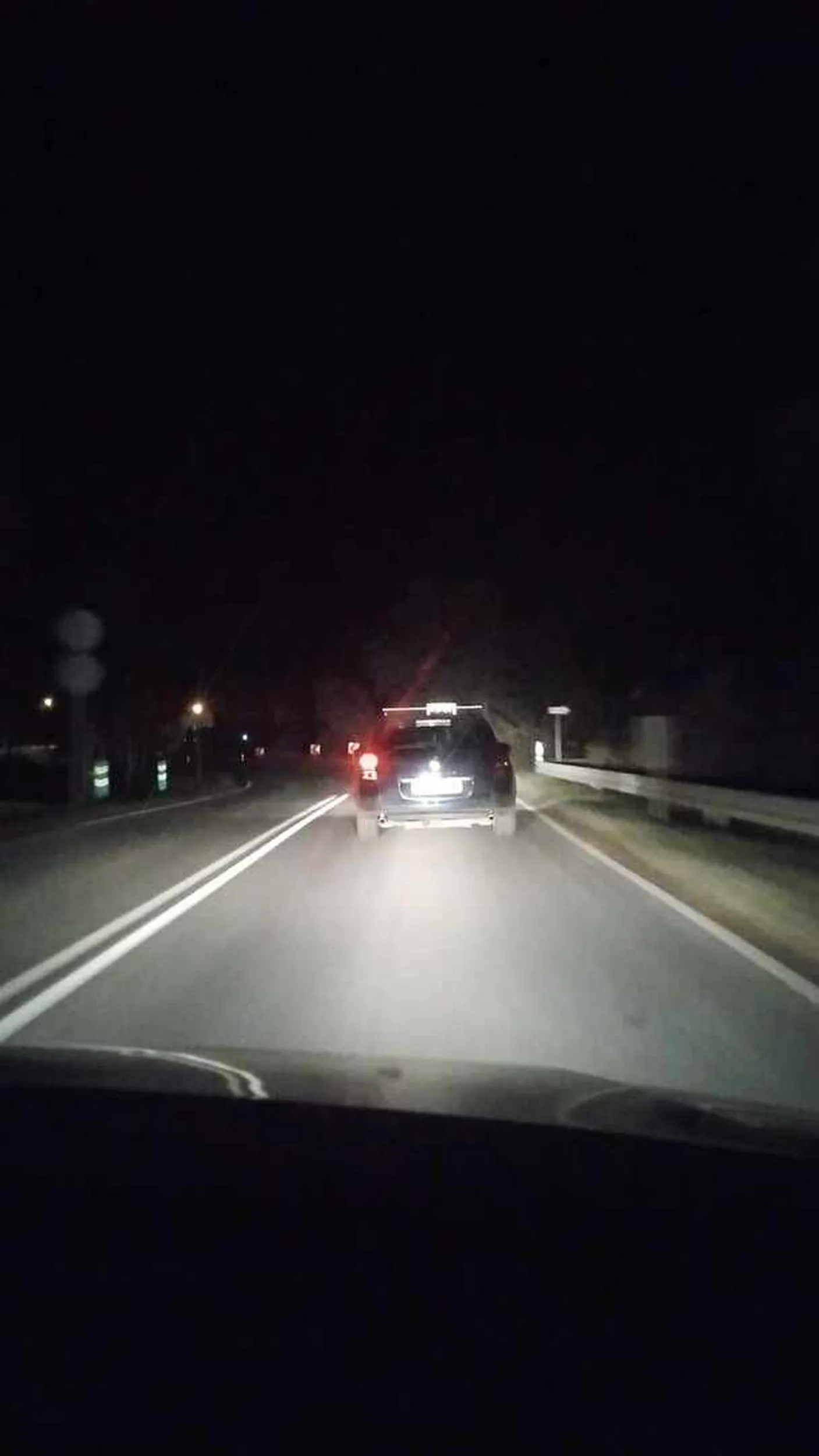 Gościu wyprzedza a za chwilę mnie spowalnia. Żarówki z przodu chyba każda z innej parafii . Jedna świeci mocno a druga słabiej. Z tyłu brak prawego światła i świateł stopu. Tablica cb mówi sama za siebie.