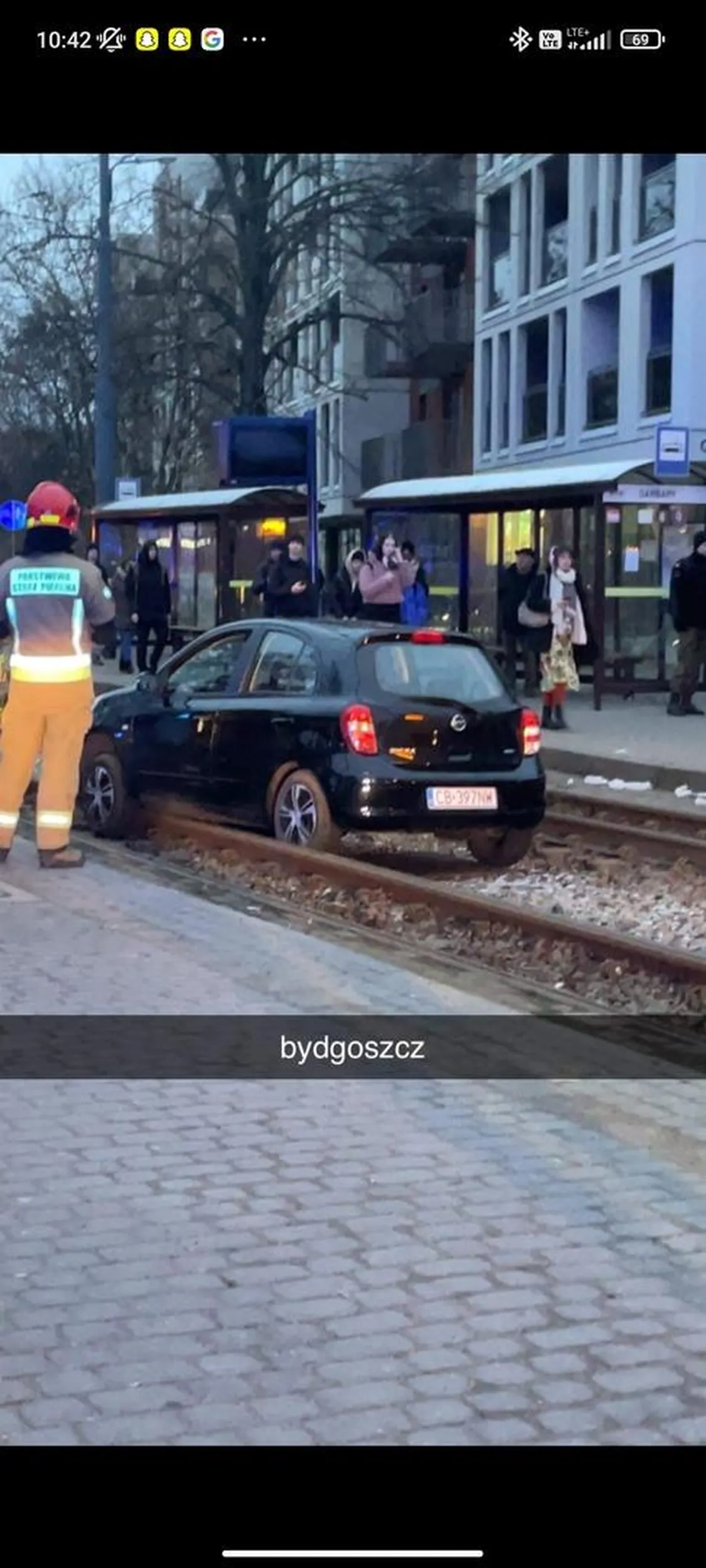 Chłop co bawi się w tramwaj i jeździ po torach