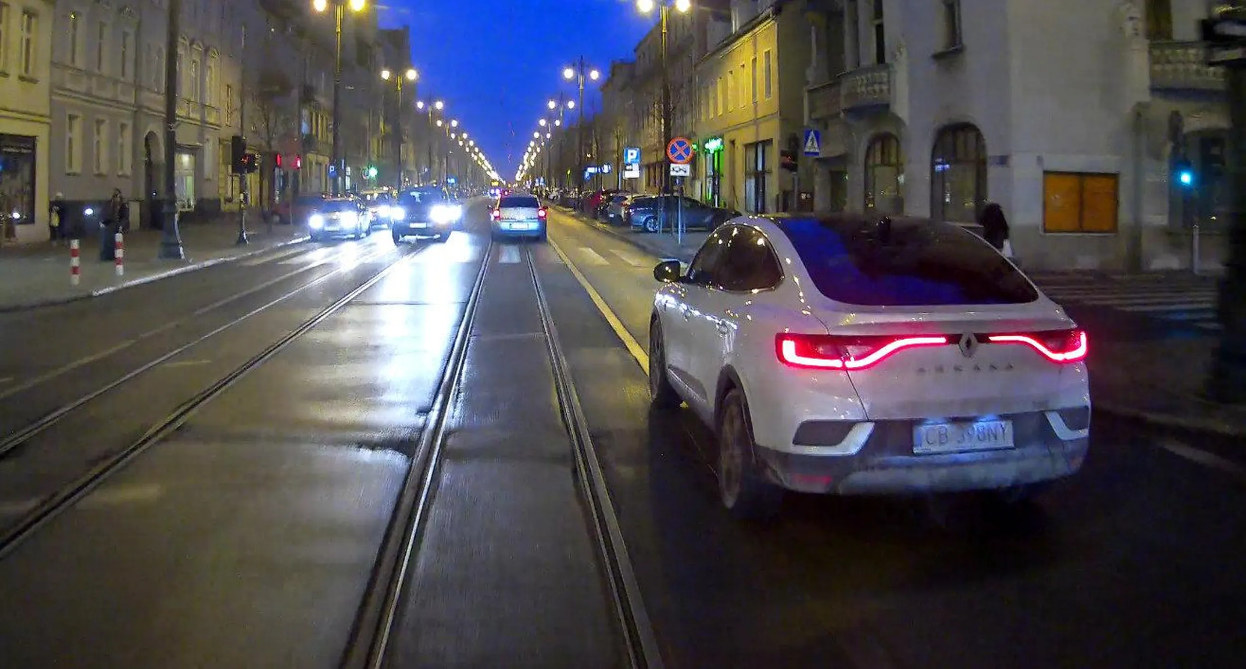 Zajeżdża drogę tramwajom. Jeszcze większą kolumbrynę se kup skoro tym badziewiem nie mieścisz się na swoim pasie ruchu.