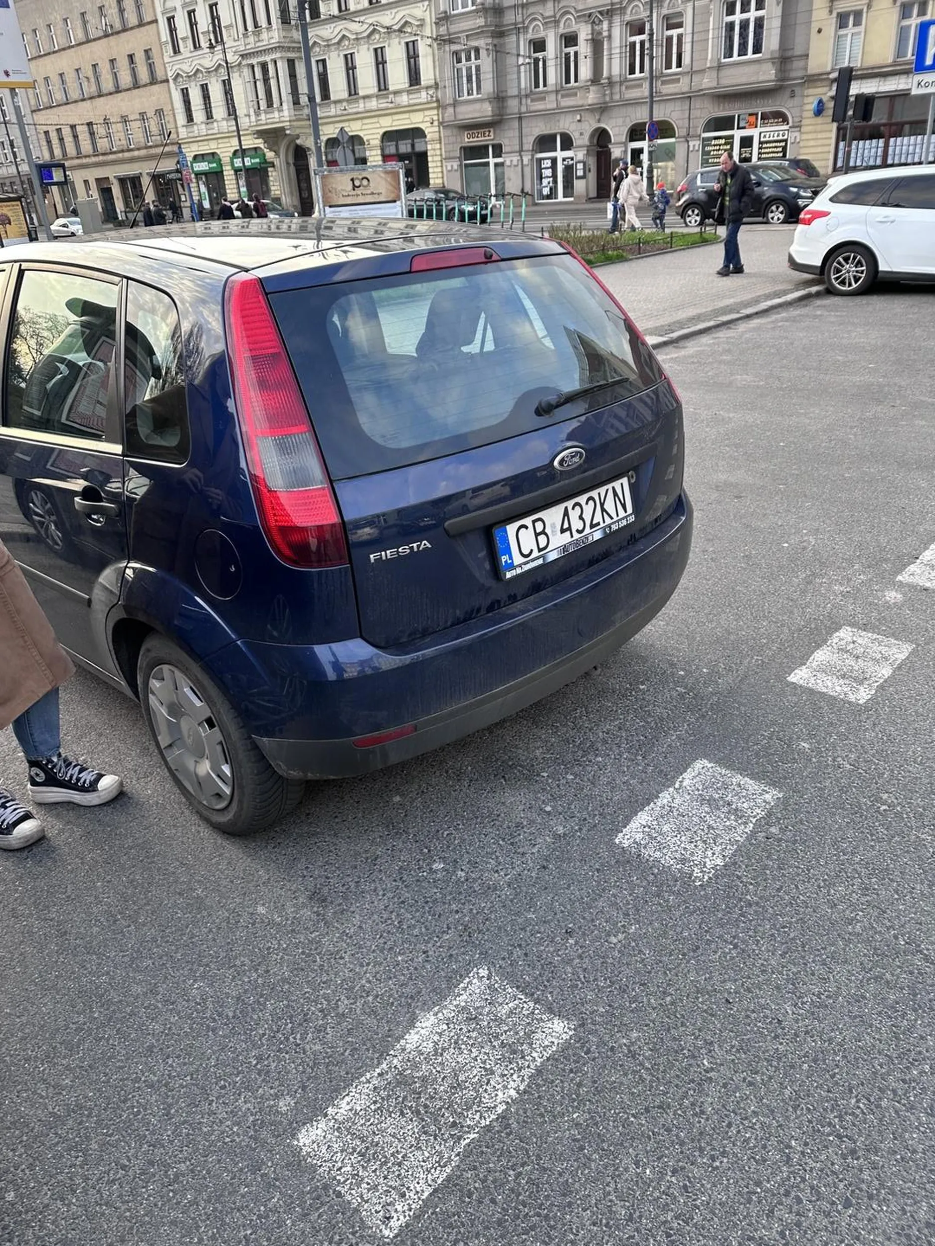 Pani z Prawego pasa postanowiła zaparkować po lewej stronie ulicy, zajeżdżając mi drogę i doprowadzając do kolizji. "Przecież włączyłam kierunkowskaz". Prawko z chipsów.