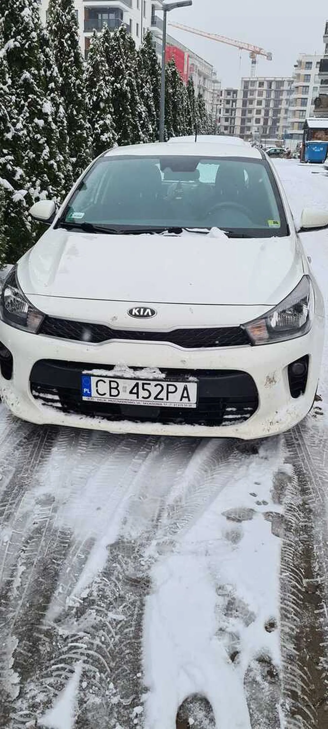 Auto należy do znanej bydgoskiej obciągary, która na zamówienie pojeźdża tą białą kijanką i kręci loda za 100zł. Obecnie reklamuje się na facebooku, że wynajmie to auto do wożenia ludzi Boltem, tak więc burdel na kółkach...