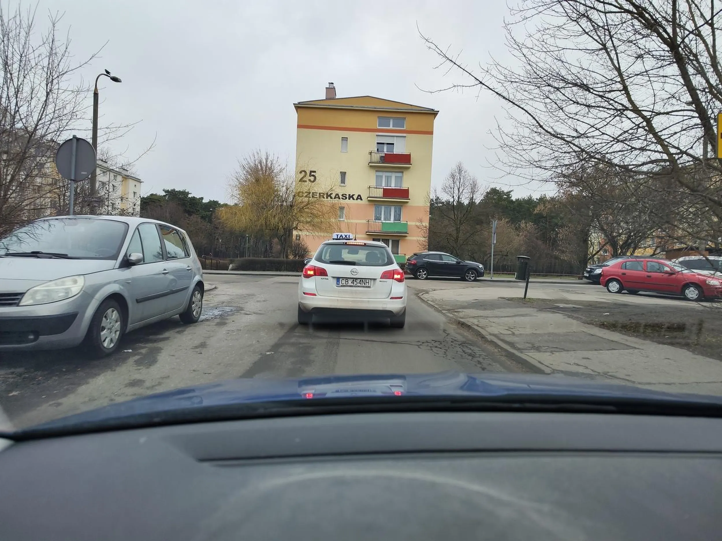 Buc na chama wymusza pierwszeństwo i jeszcze wygraża jakby miał rację. Uwaga, bo wyraźnie nie ogarnia. I jeszcze TAXI. Dramat