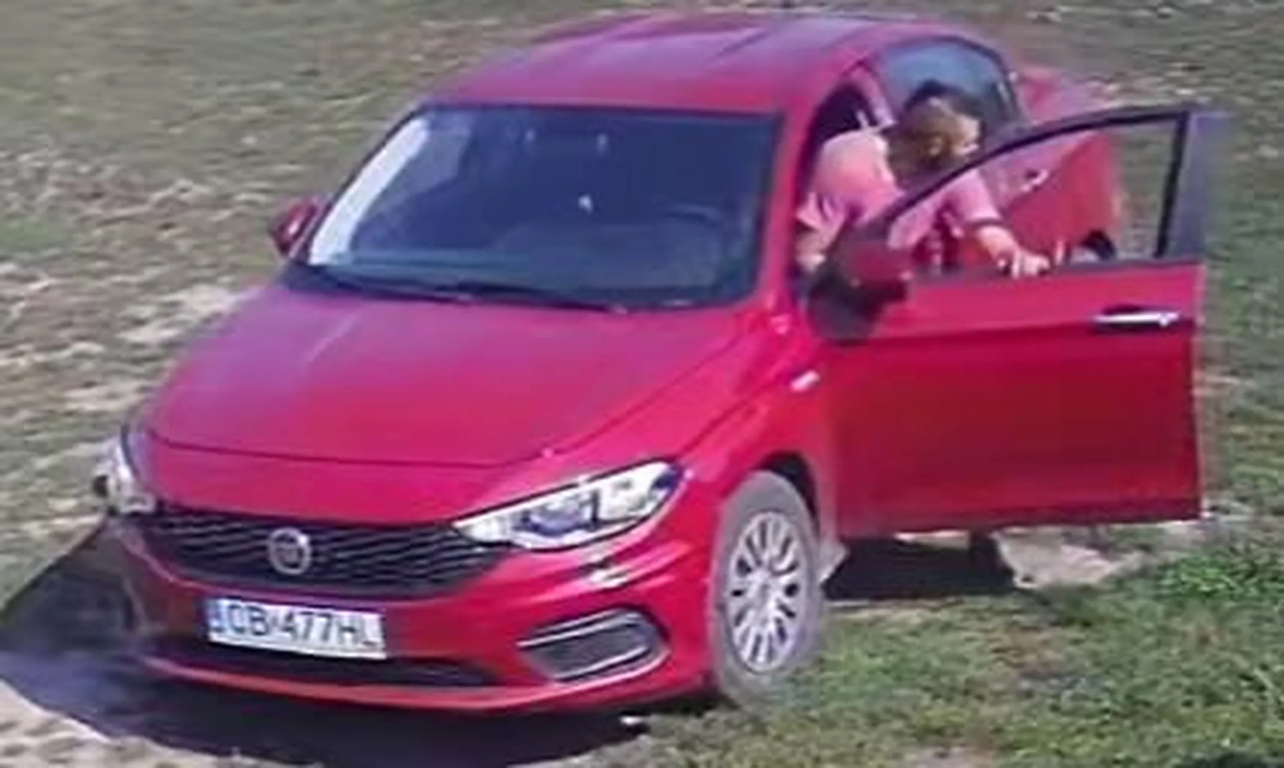 Gość podjechał pod dom.Wysiadł wsiadł,chwilę Postal i odjechal