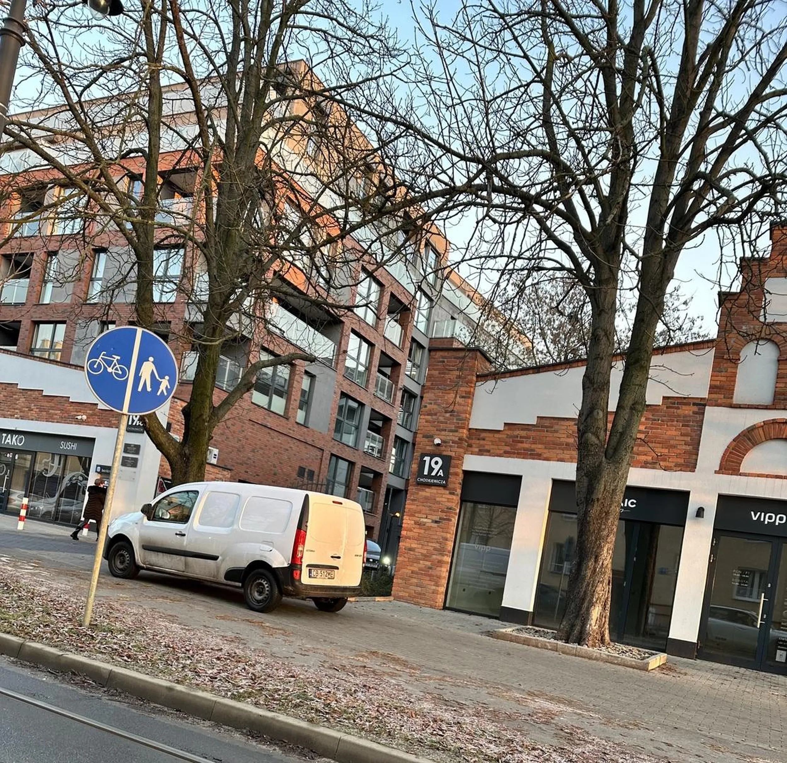 Pan samochodzik się zmęczył i zaparkował na środku ścieżki rowerowej