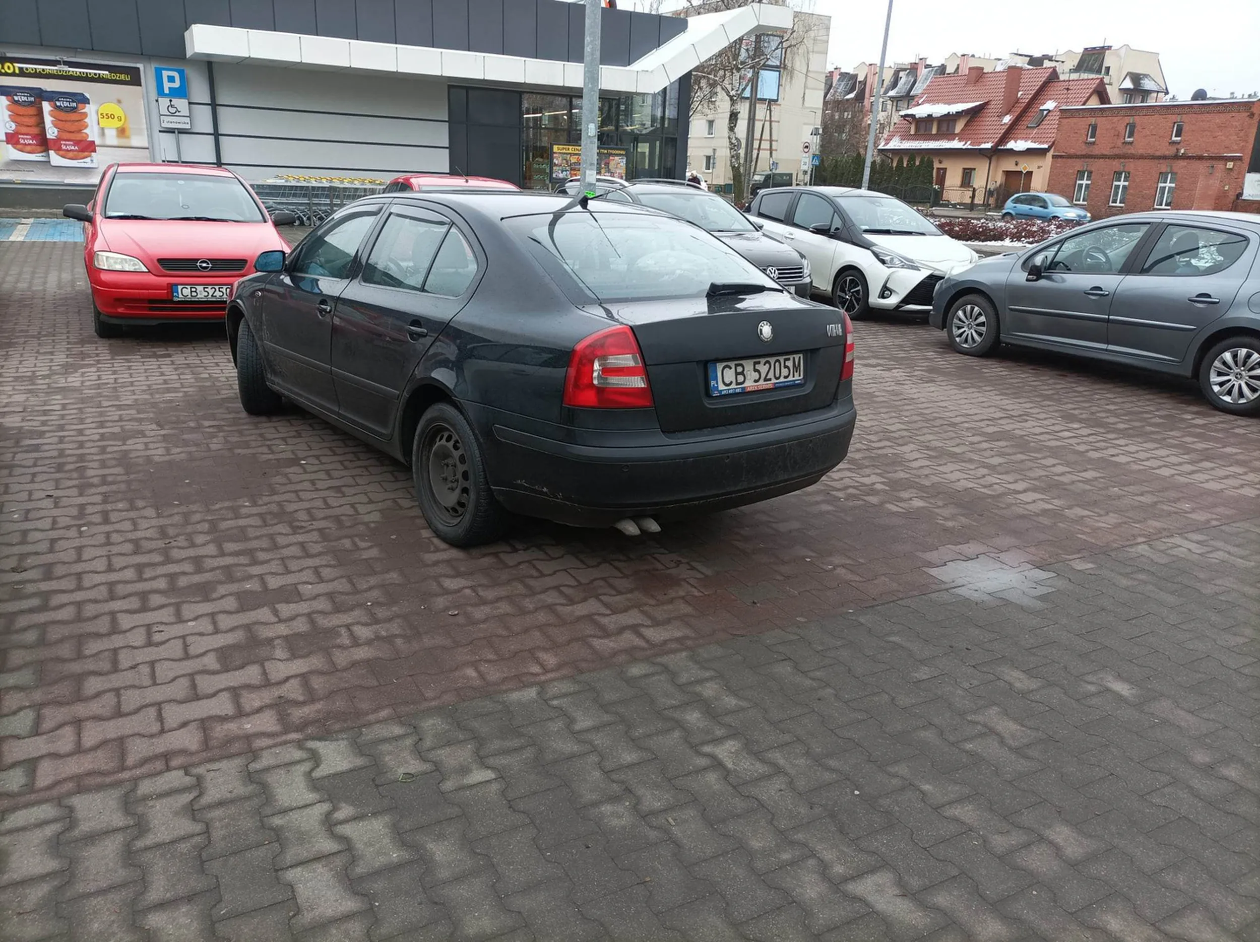 Parkowanie na 4 miejscach parkingowych jednocześnie.