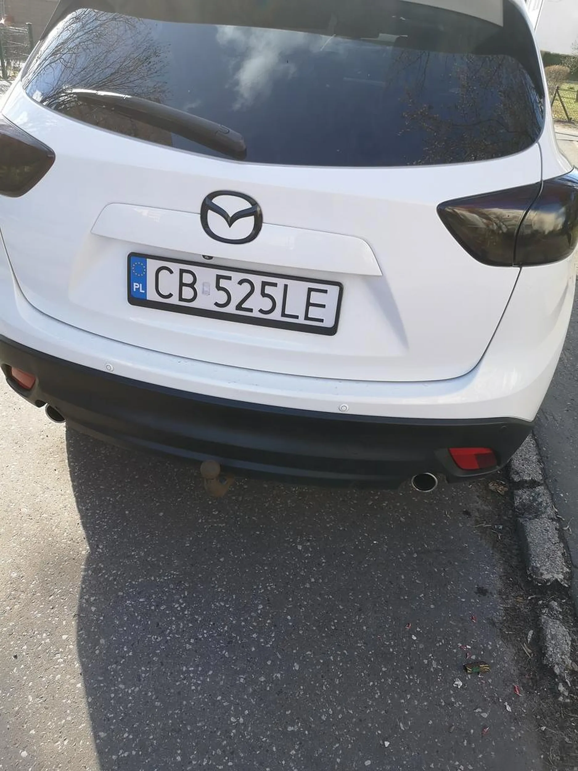 Kobieta zaparkowała tak, że zablokowała ruch na uliczce osiedlowej.