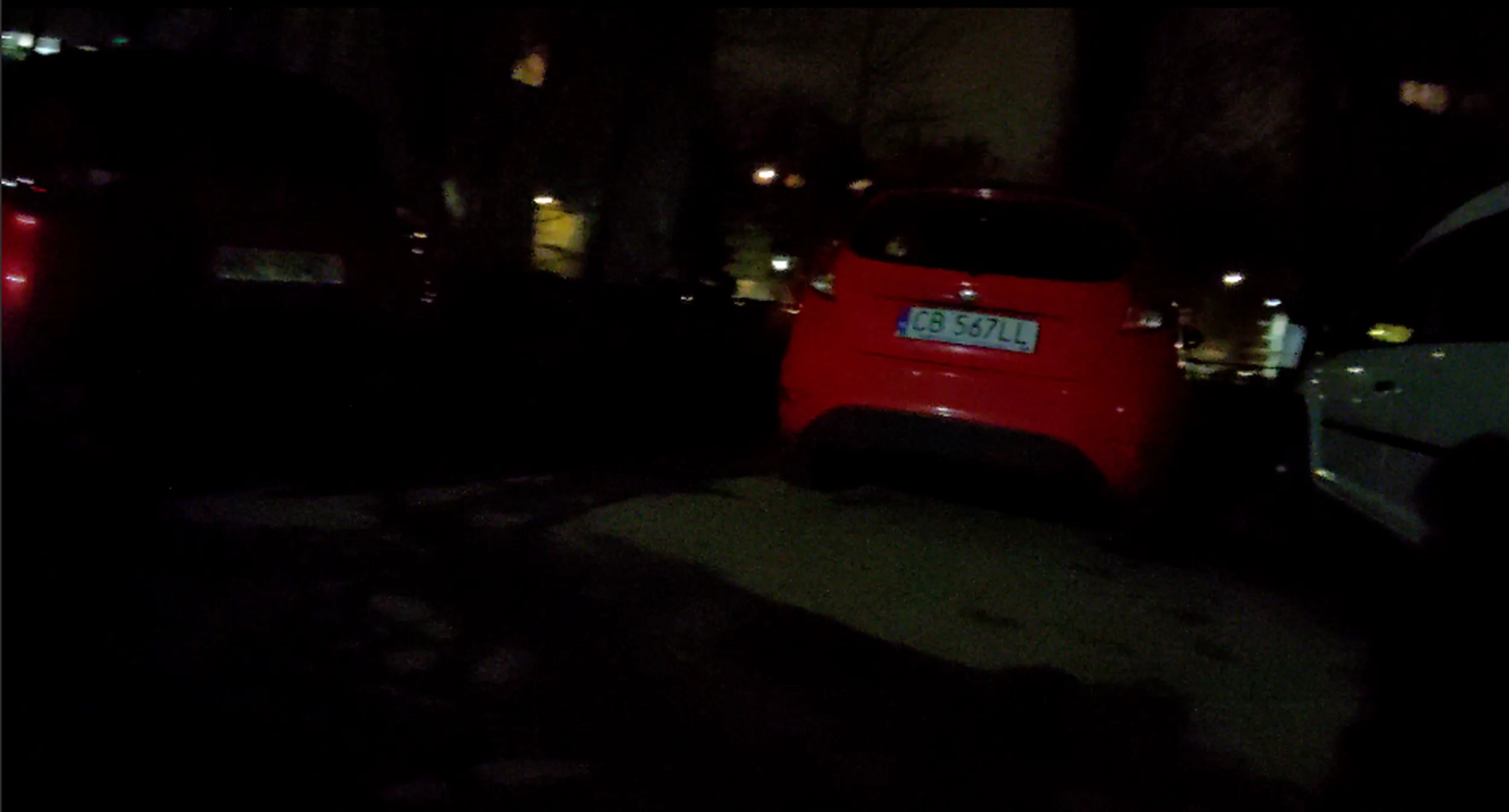 Parkuje na chodniku i utrudnia przejście. Rozjeżdża błoto na podwórku