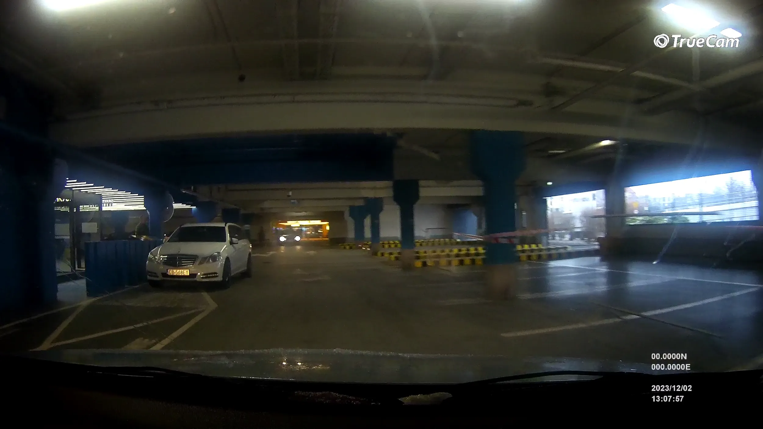 Parkuje w przejeździe na parkingu podziemny CH Rondo Bydgoszcz, korona z głowy by spadła, jakby miał się kawałek przejść. Stanął/ęła tak, że prawie niemożliwe jest na raz wyjechać parkingu w prawo.