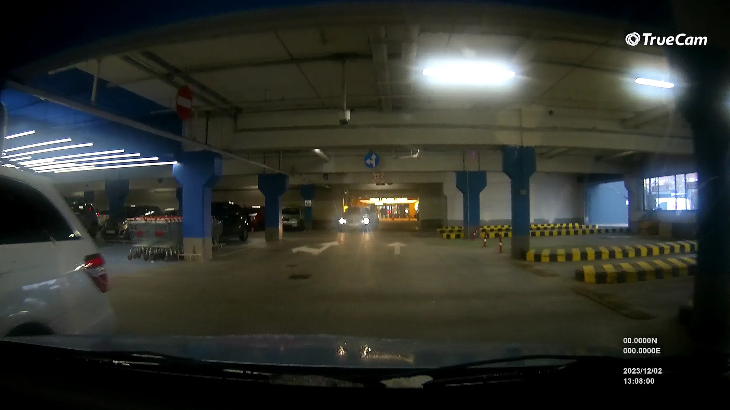 Parkuje w przejeździe na parkingu podziemny CH Rondo Bydgoszcz, korona z głowy by spadła, jakby miał się kawałek przejść. Stanął/ęła tak, że prawie niemożliwe jest na raz wyjechać parkingu w prawo.