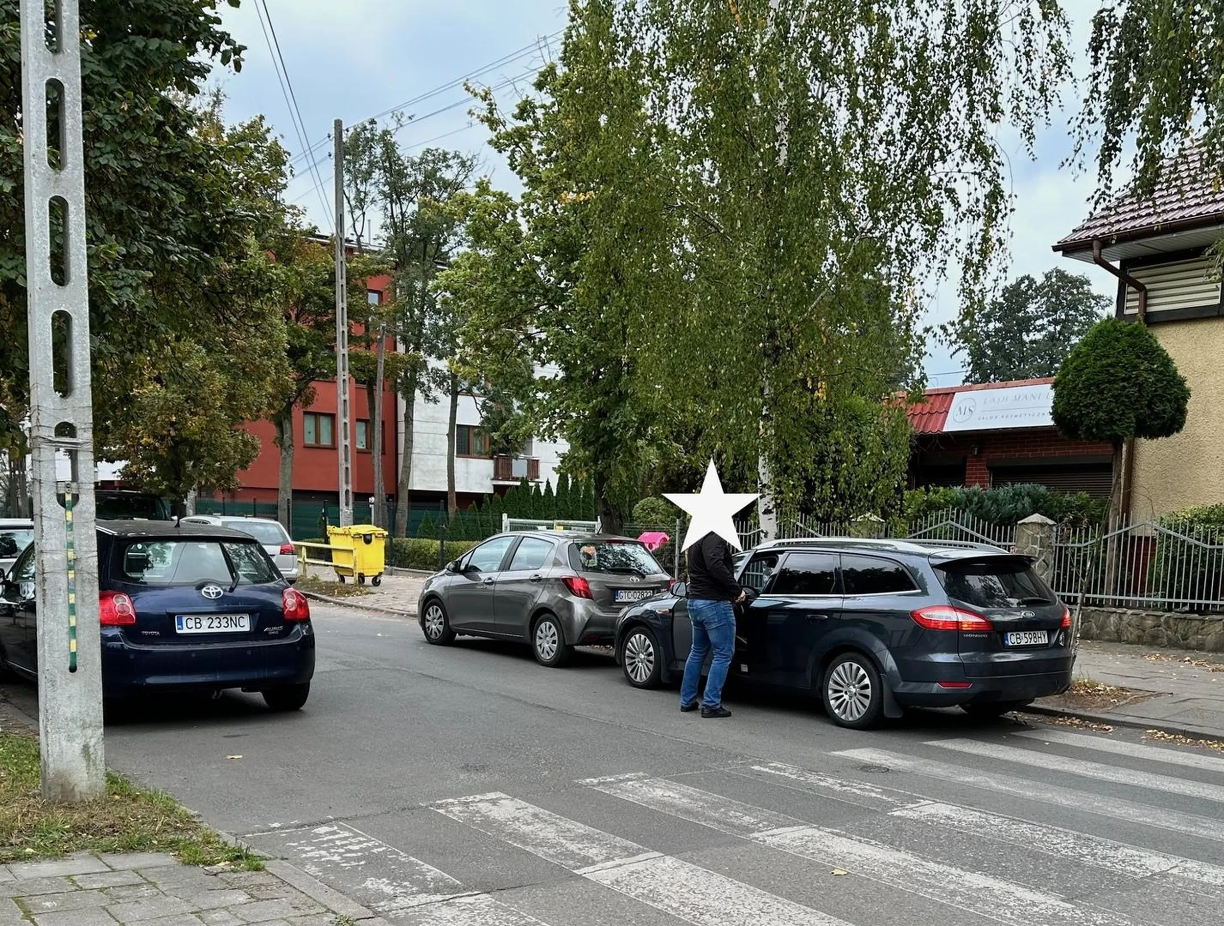 zastawianie przejścia dla pieszych przed przedszkolem.