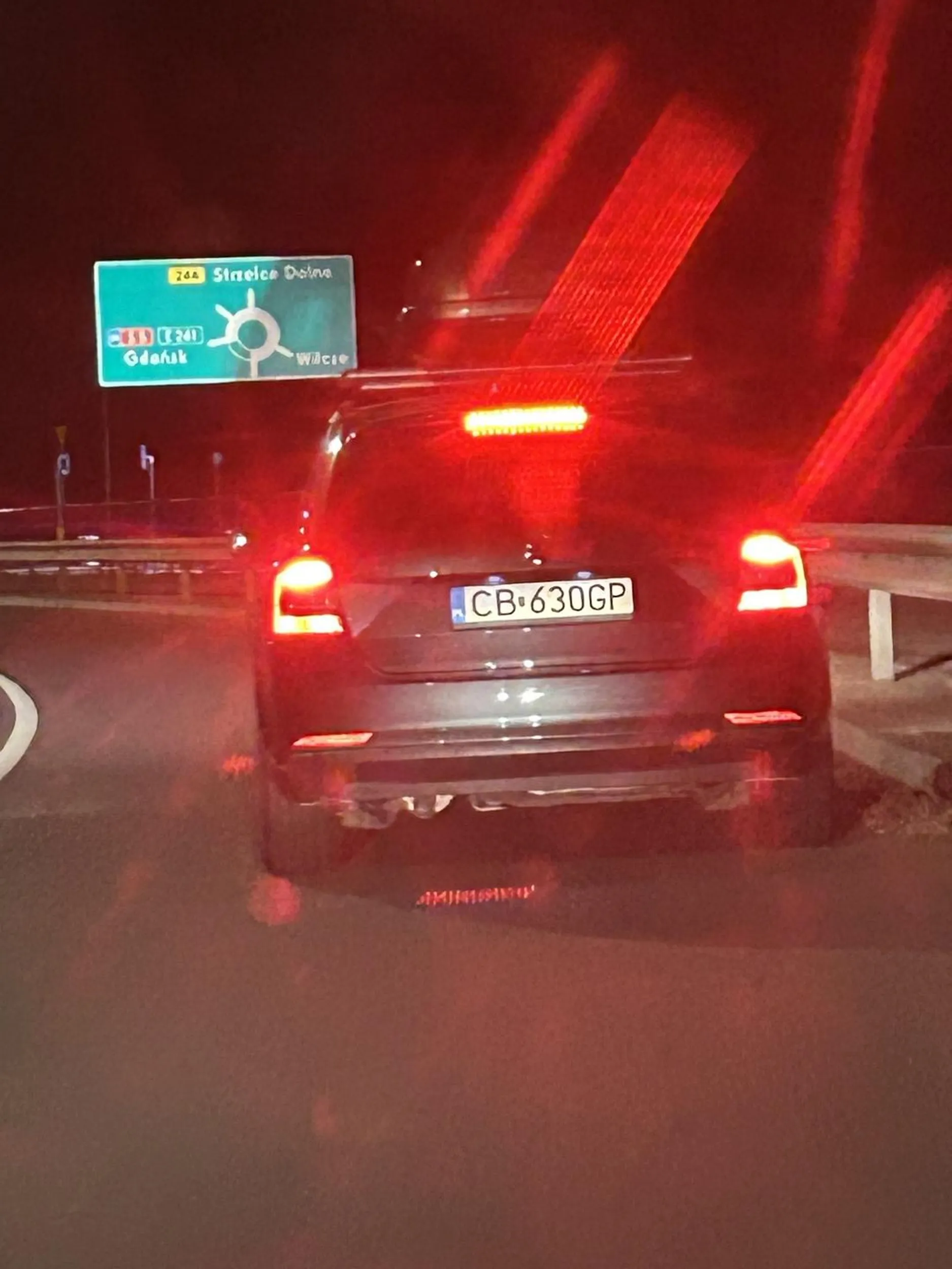 Jedzie jak emeryt hamuje na środku ronda