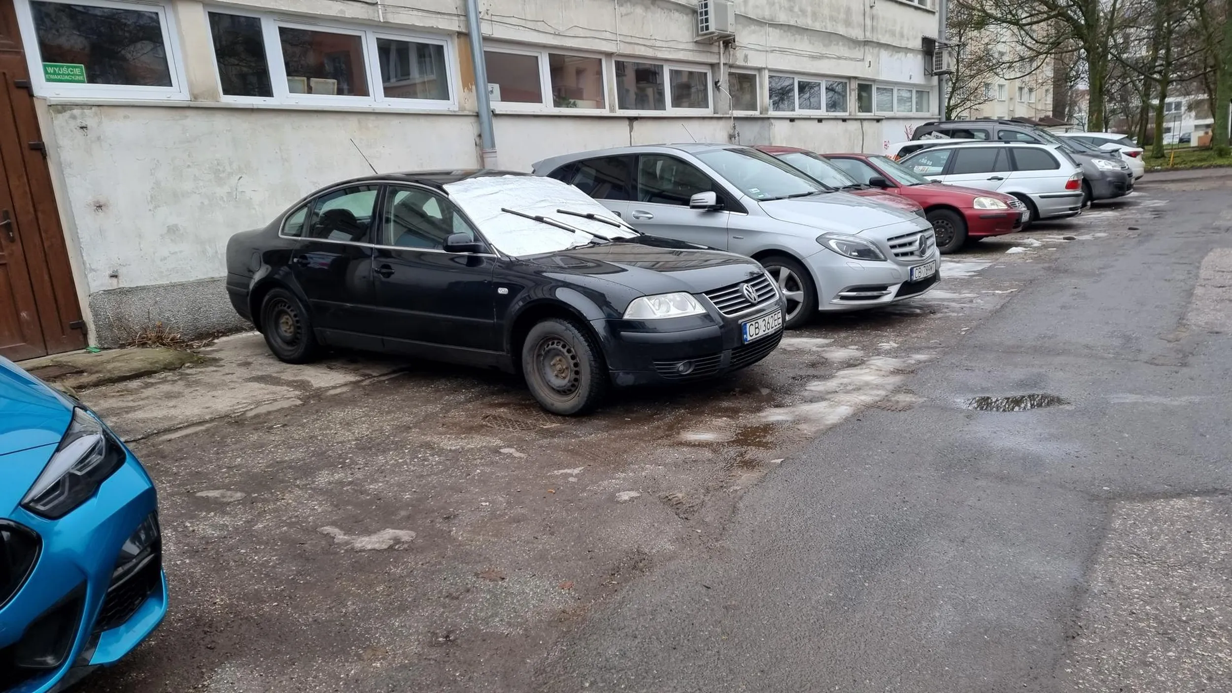 Kierowca  bezczelnie wjechał na miejsce na którym parkowałam twierdzac, że nie bedzie czekał aż ja zaparkuję i że ja nie mam prawa tam parkować tylko on. Władca parkingu!!!