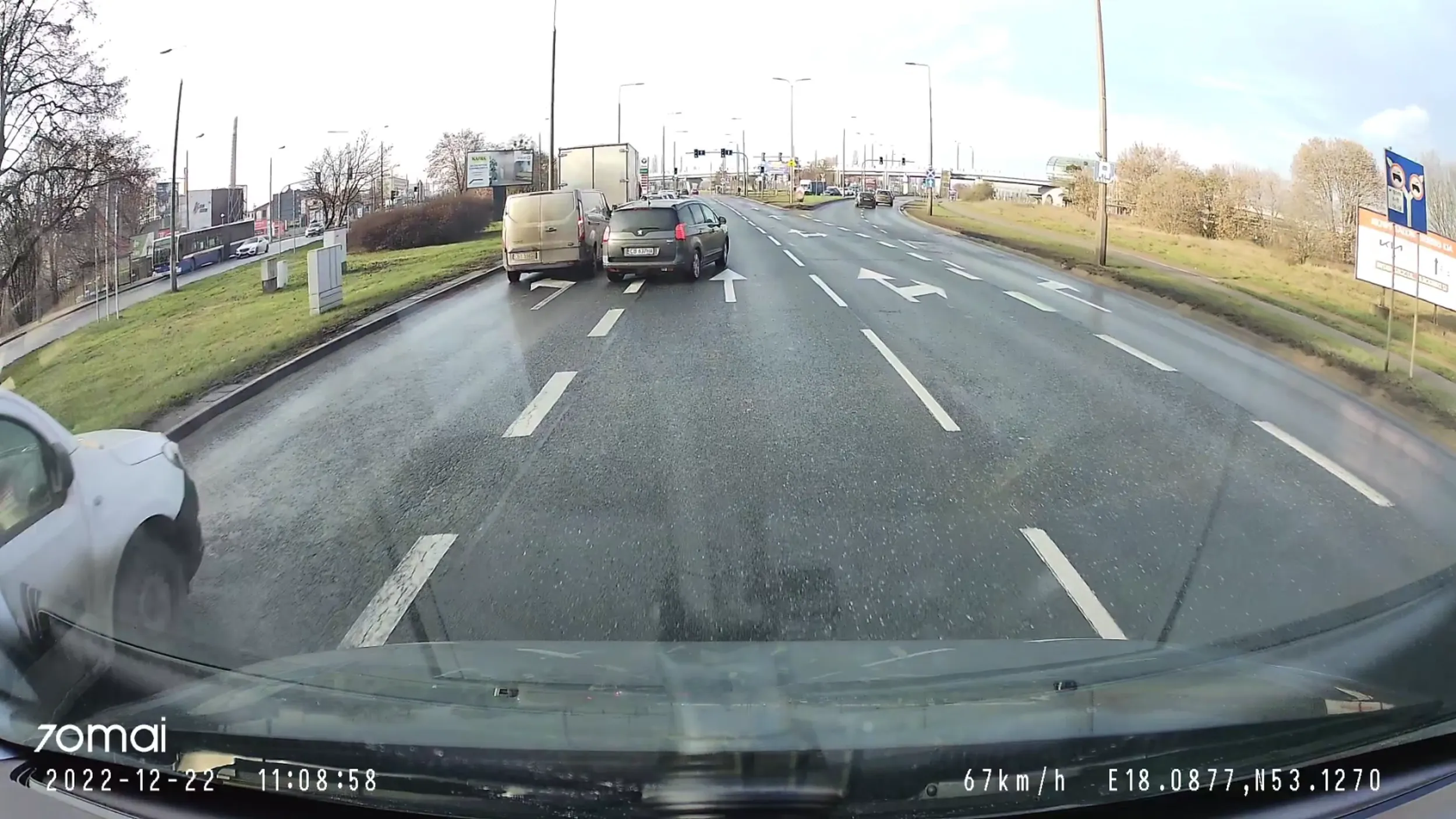 Stary dziad wyjechał mi przed maskę a kiedy się zjechaliśmy i próbowałem zapytać dlaczego tak zrobił pokazał mi środkowy palec. Mam nadzieję że się jeszcze kiedyś spotkamy...