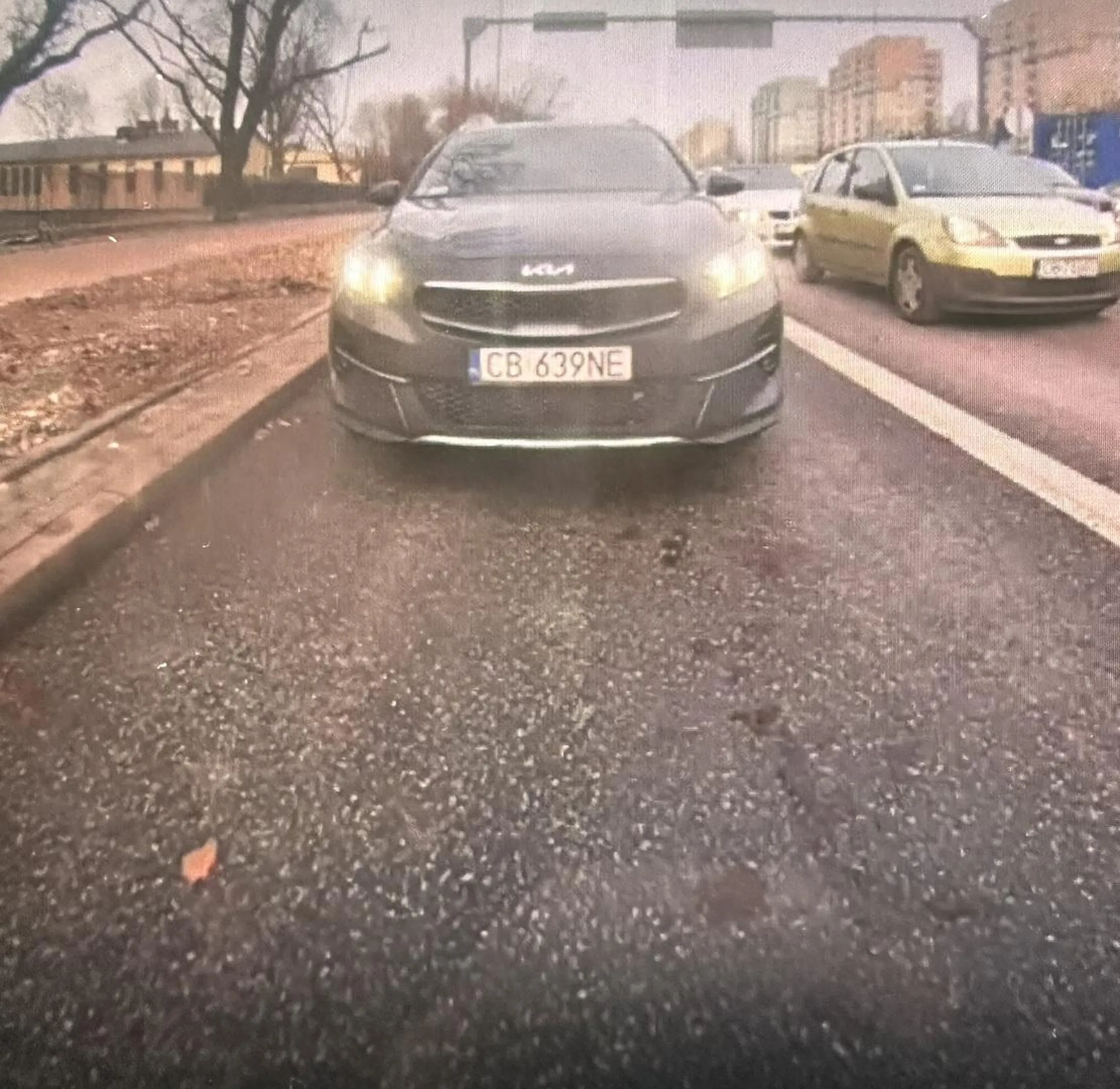 Pan myśli, że jest autobusem. Jeździ bus pasem omijając korek