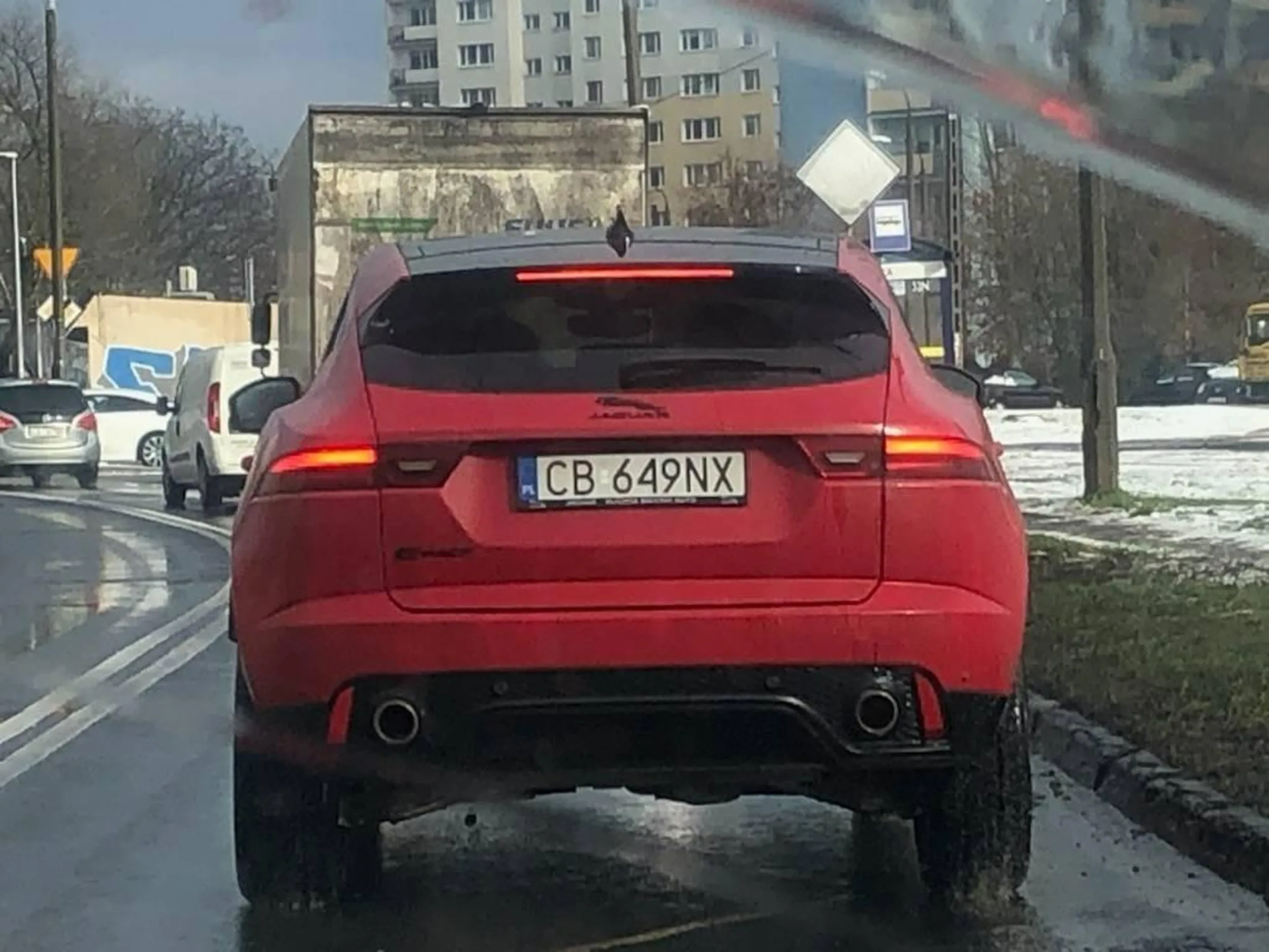 Pani ochlapała kobietę z małym dzieckiem w wózku. Nie zatrzymała się, a na światłach stwierdziła, że przecież zwolniła więc o co chodzi.