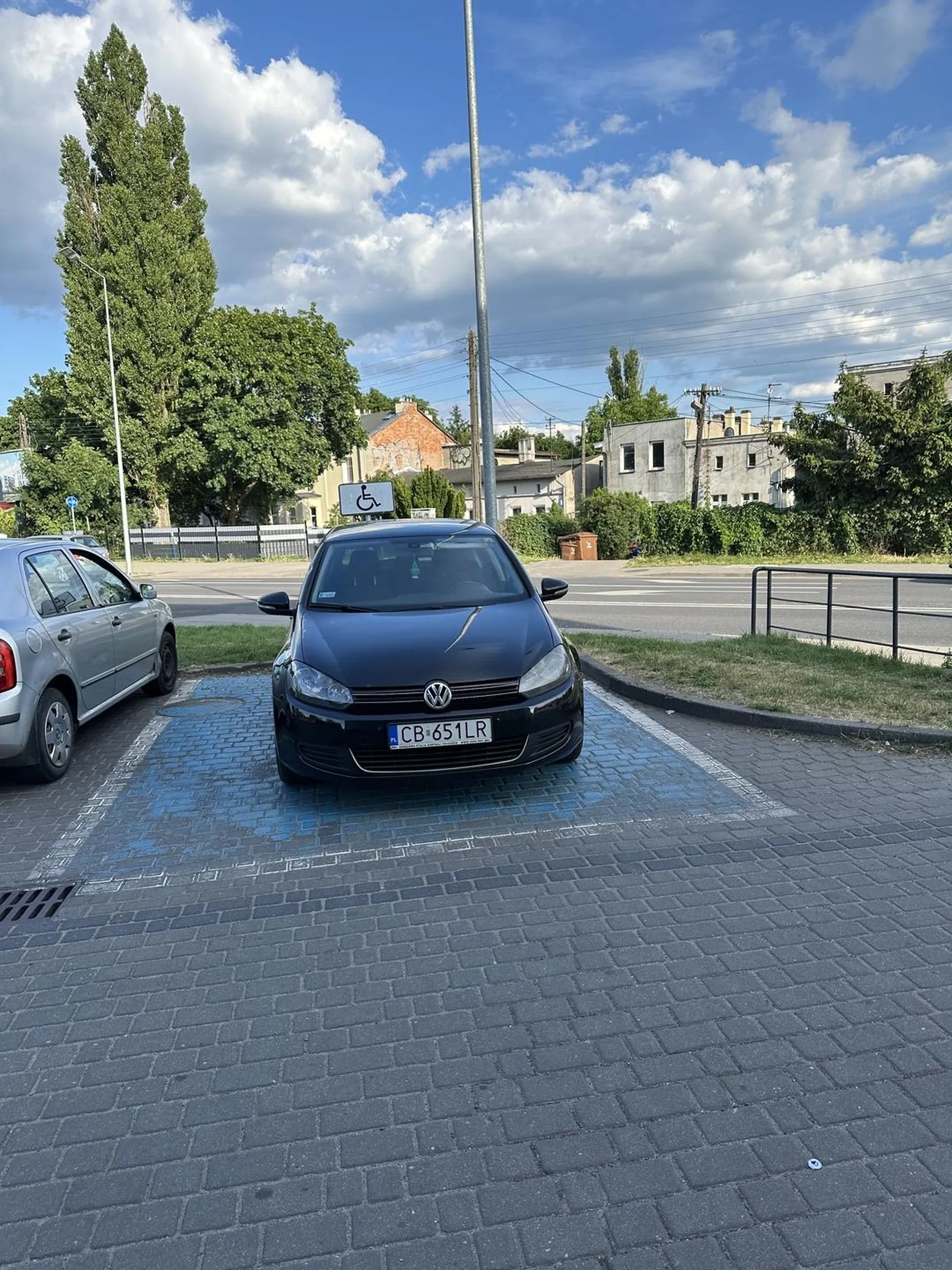 Na początku wyglądał na w pełni sprawnego człowieka. Młody, wysoki, wysportowany. Jednak po zaparkowaniu na prawie pustym parkingu wydało się. Był upośledzony.