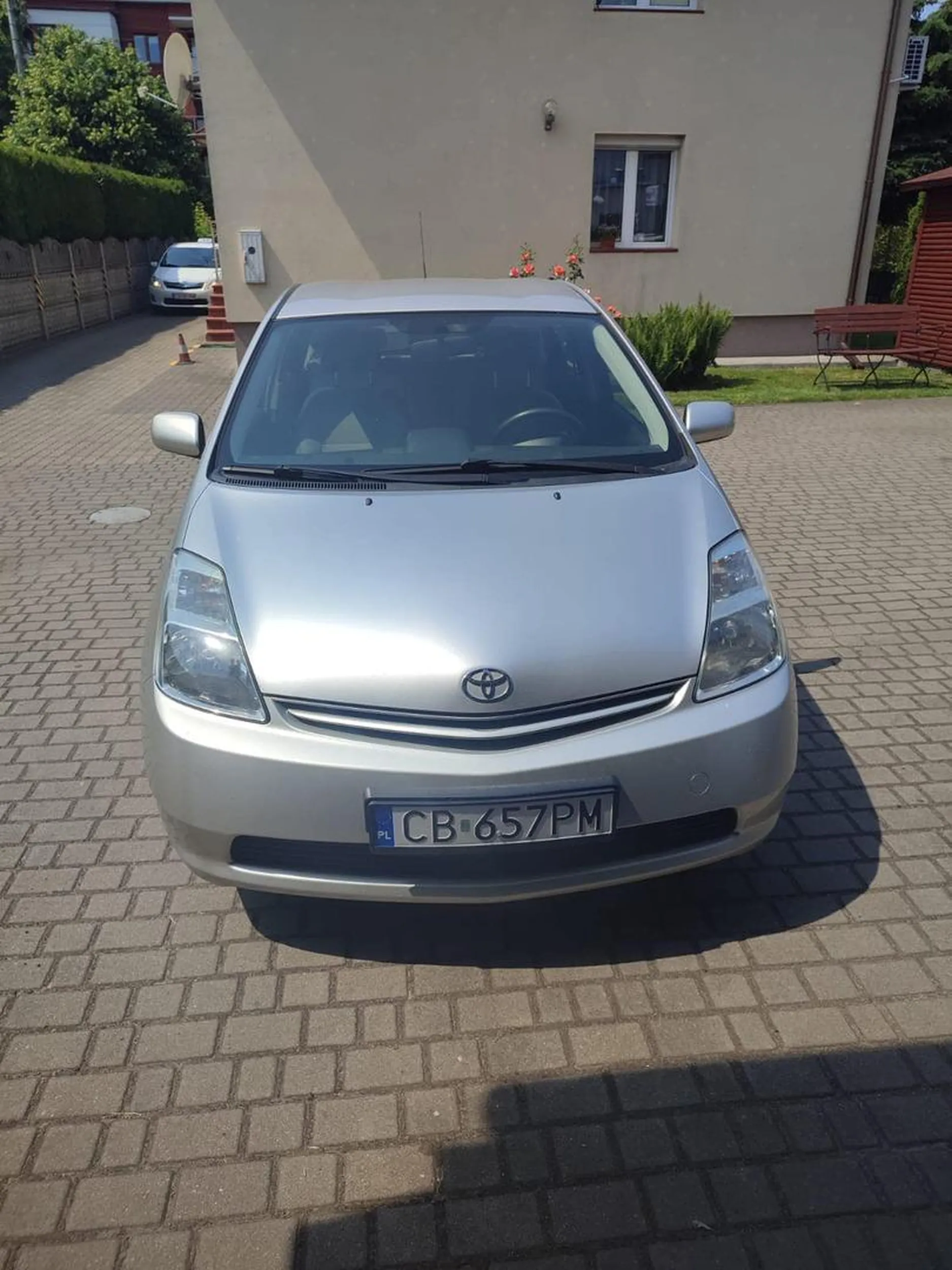 Nie uwierzycie co mi się dzisiaj przytrafiło! Kręcę się wokół własnego domu, brama w tyle otwarta i nagle wjeżdża jakiś śniady dzikus, sam nie wiem czy z Turcji, Armenii czy Czeczenii, bo ani słowa po polsku, a zaczął wykrzykiwać w jakimś zupełnie niezrozumiałym języku, w którym zrozumiałem tylko jedno słowo "uber"... No i gość na mojej posesji ściąga spodnie i zaczyna kręcić śmigłem wkładając sobie wąż ogrodowy w kakao, a najgorsze że zaraz po nim wjechał podobny dzikus, też ani słowa po polsku i dopadł do mojego kranu ogrodowego odkręcając go na maxa. Lepiej uważajcie na tych dalekowschodnich kierowców z Ubera, bo to dzicz niesamowita! Muszę zacząć zamykać bramę na stałe, bo kolejny taksiarz z Ubera już mi się kręci po ulicy...