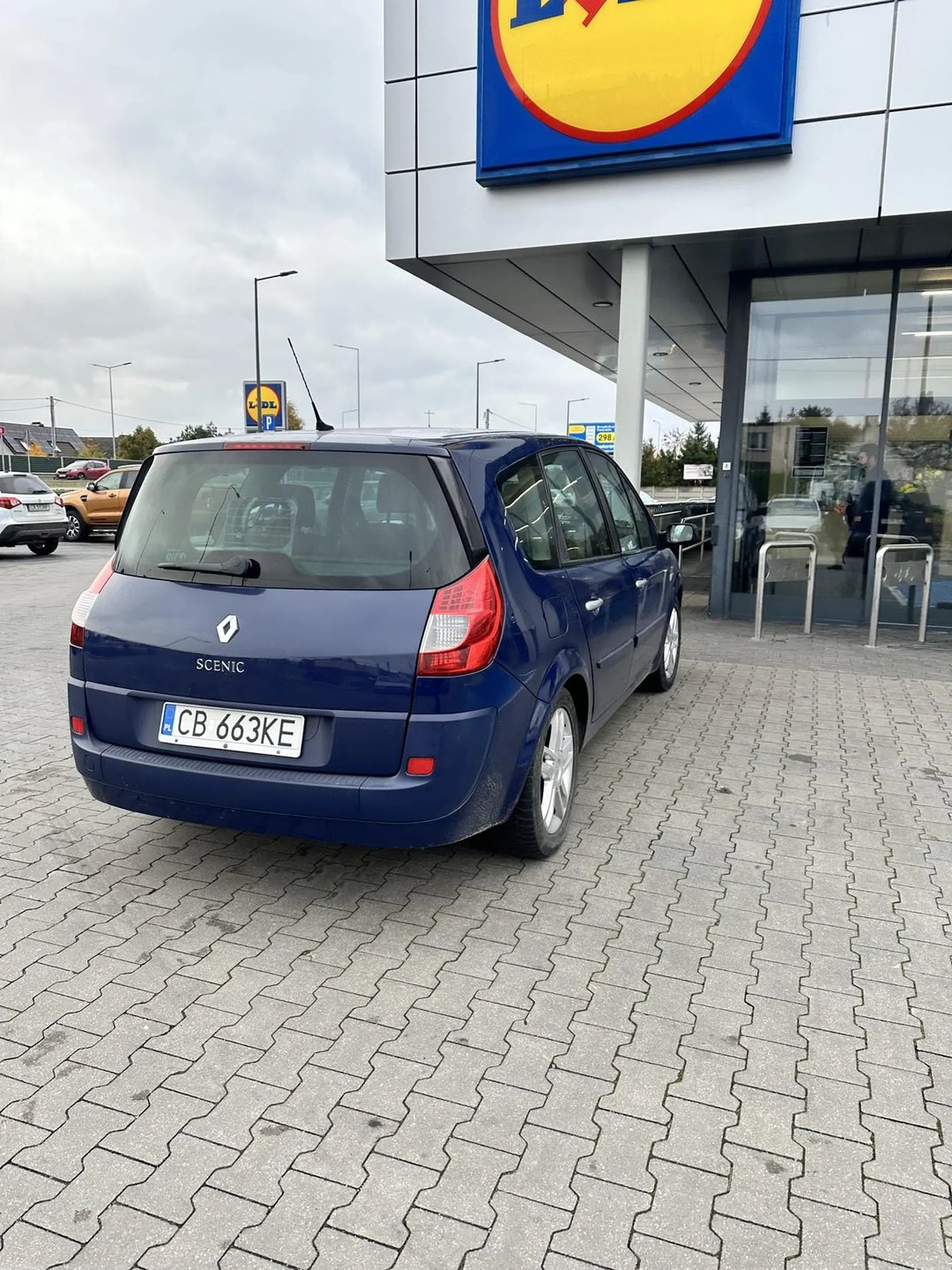 Ech... gdyby nie te szkła to jełop mógłby pod kasę wjechać.