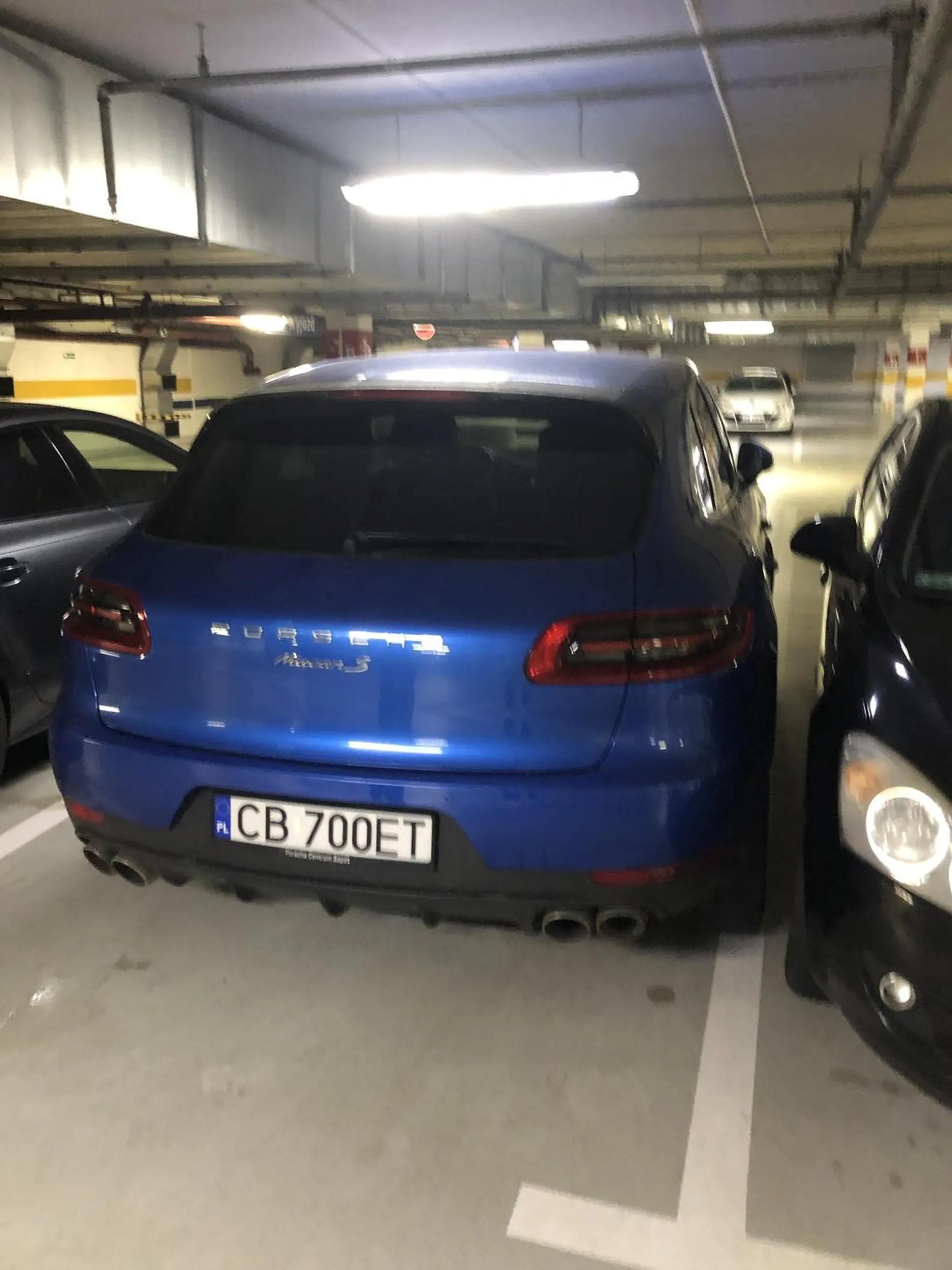Cały parking praktycznie pusty, oczywiście gość w niebieskim porsche musiał sobie wybrać miejsce obok mnie, pozdro