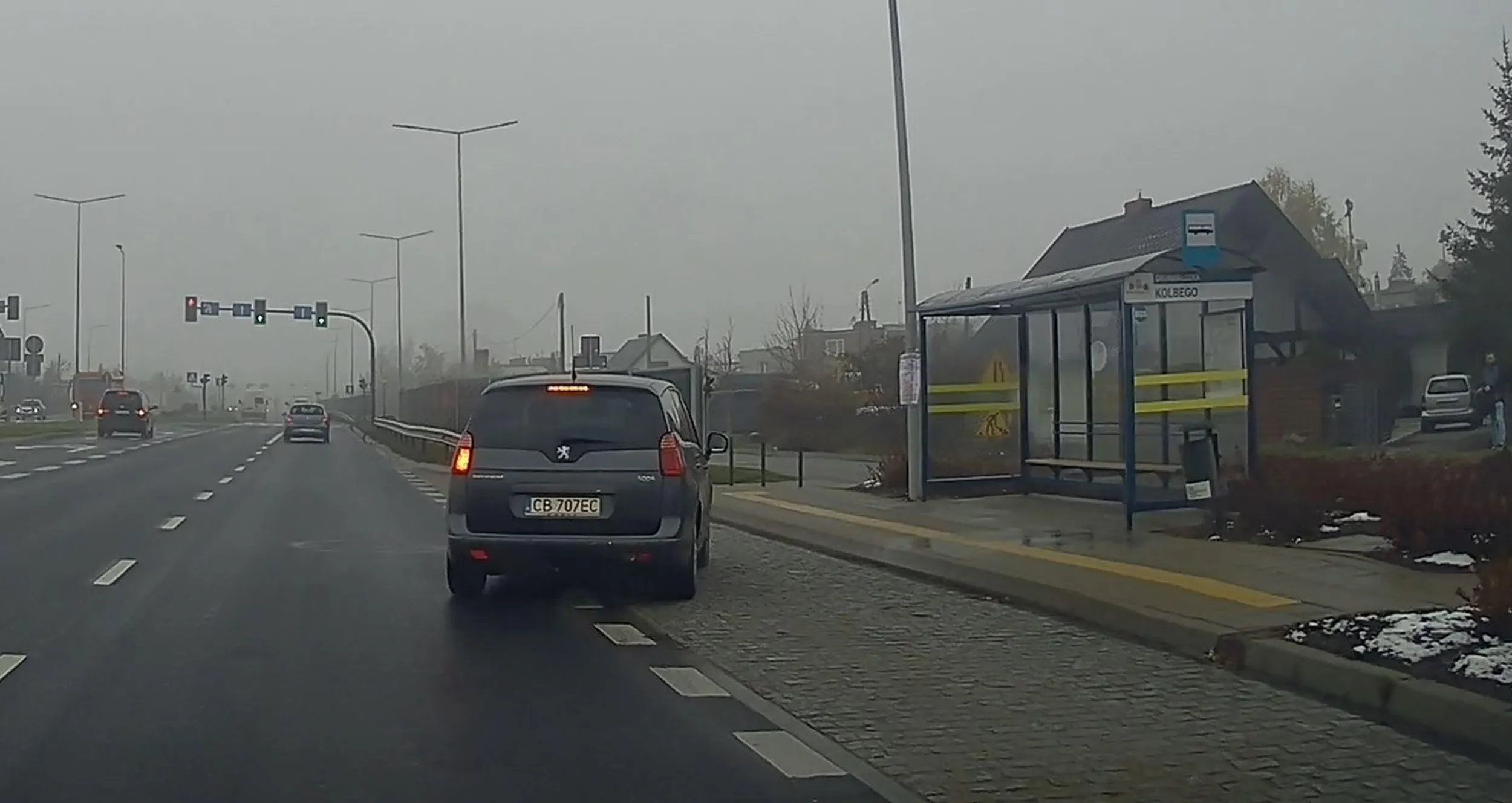 światło se napraw i nie tamuj ruchu wjeżdżając nagle na przystanek gdzie wjeżdżać nie masz prawa