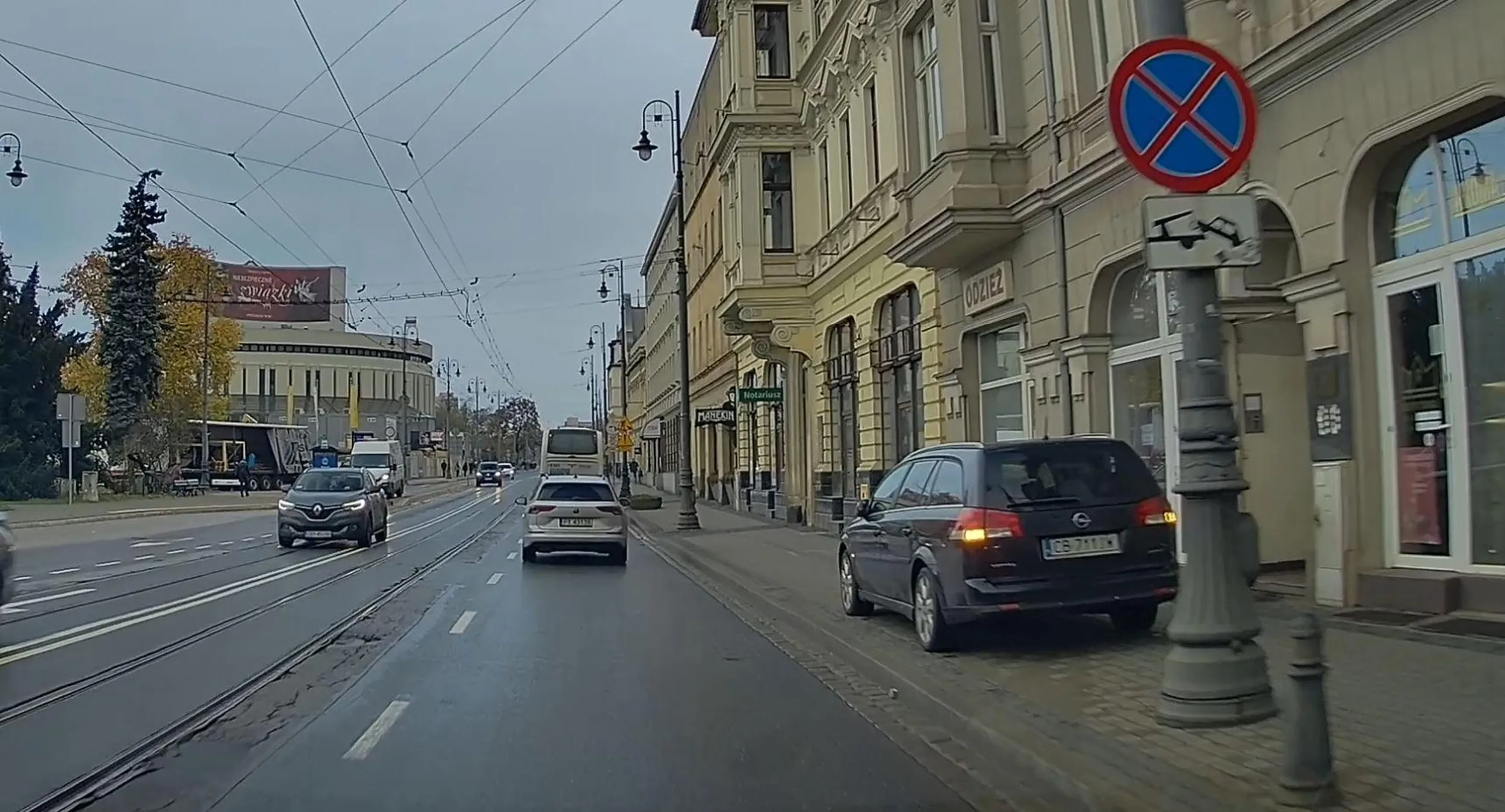 zepsuty ale za wysoki krawężnik jakoś tam dał radę jeszcze wjechać za ten zakaz